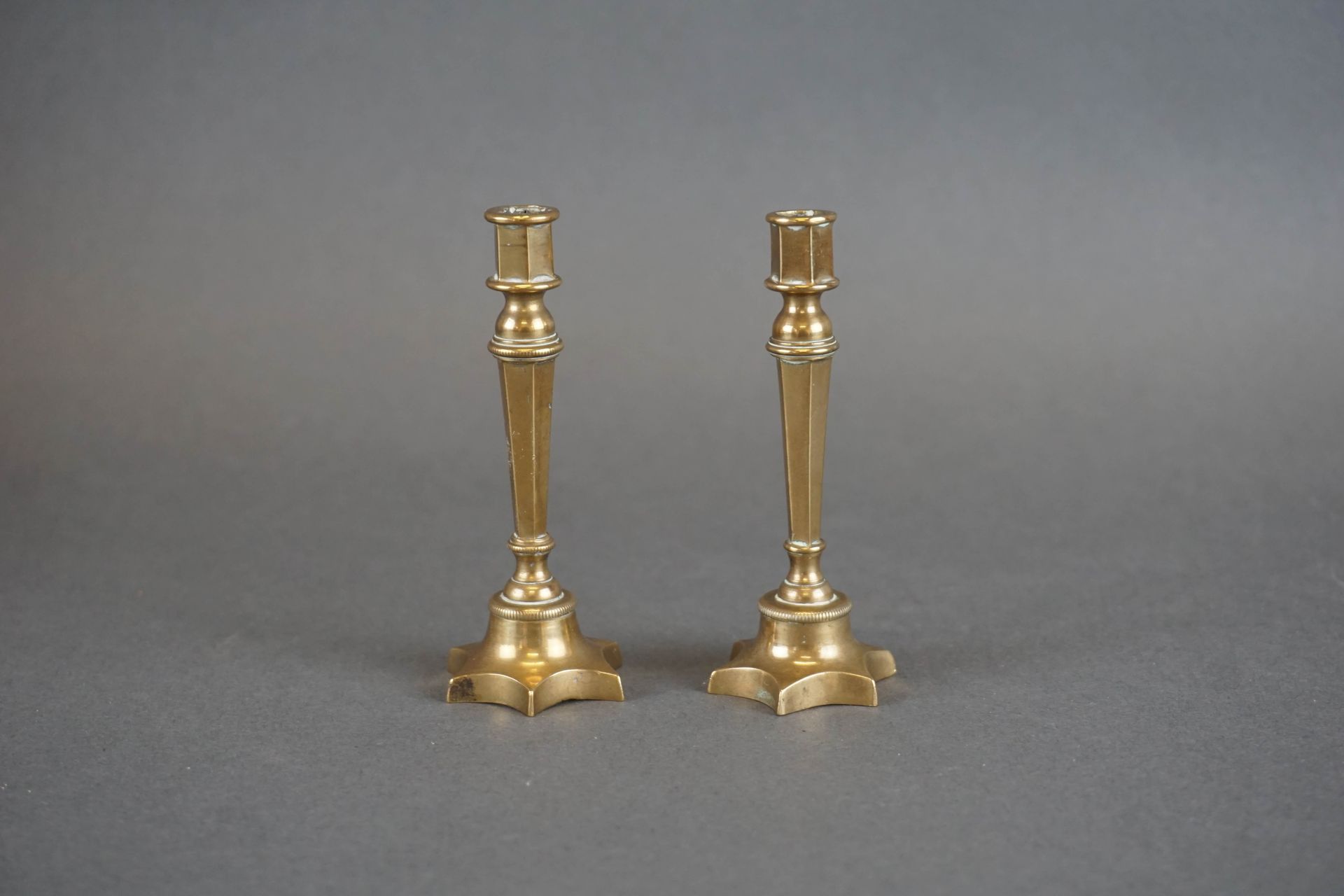 Null Paar Miniatur-Kerzenleuchter aus Messing. H : 8 cm