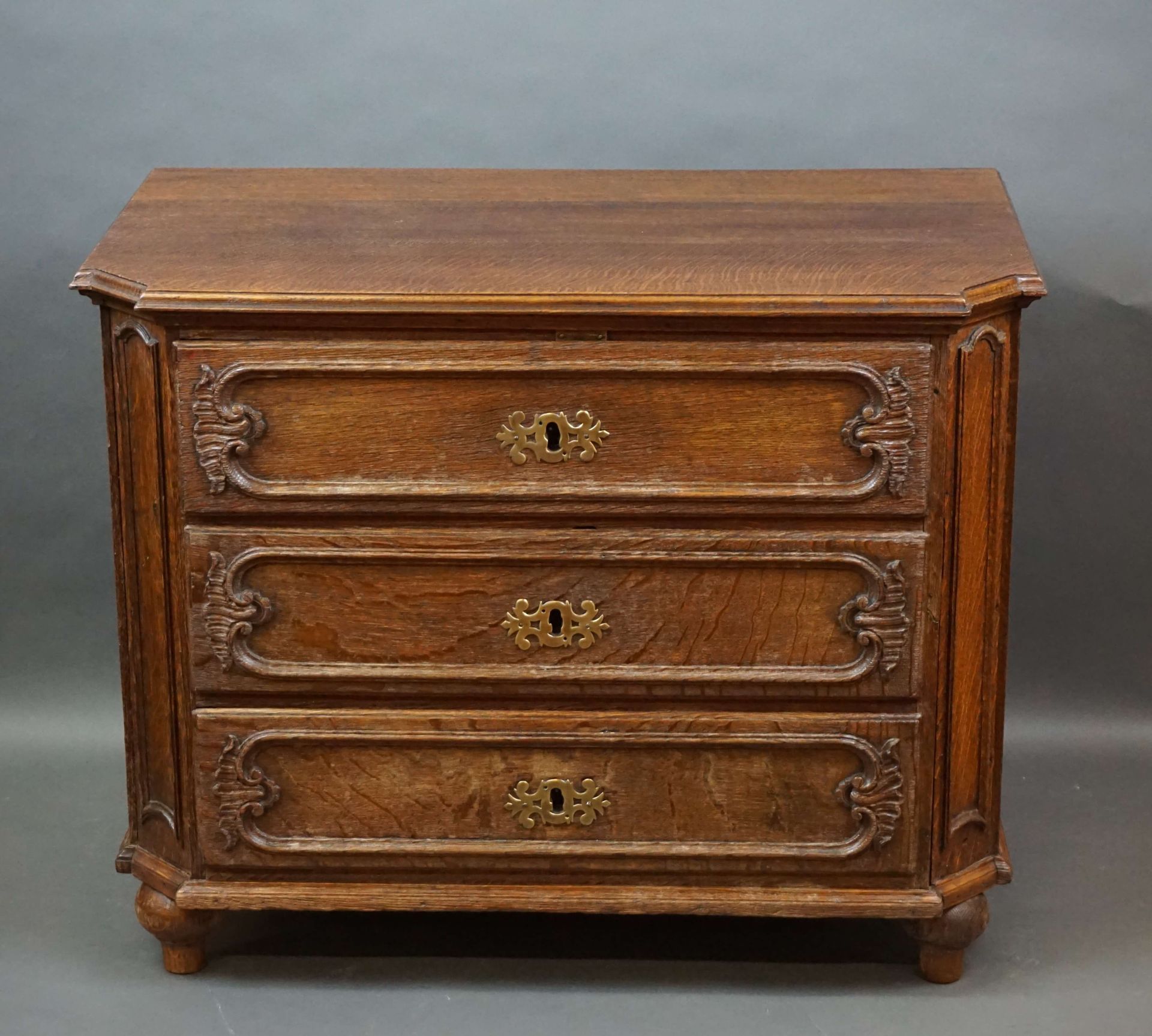 Null Oak master's chest of drawers. W : 73 cm D : 42 cm H : 58 cm