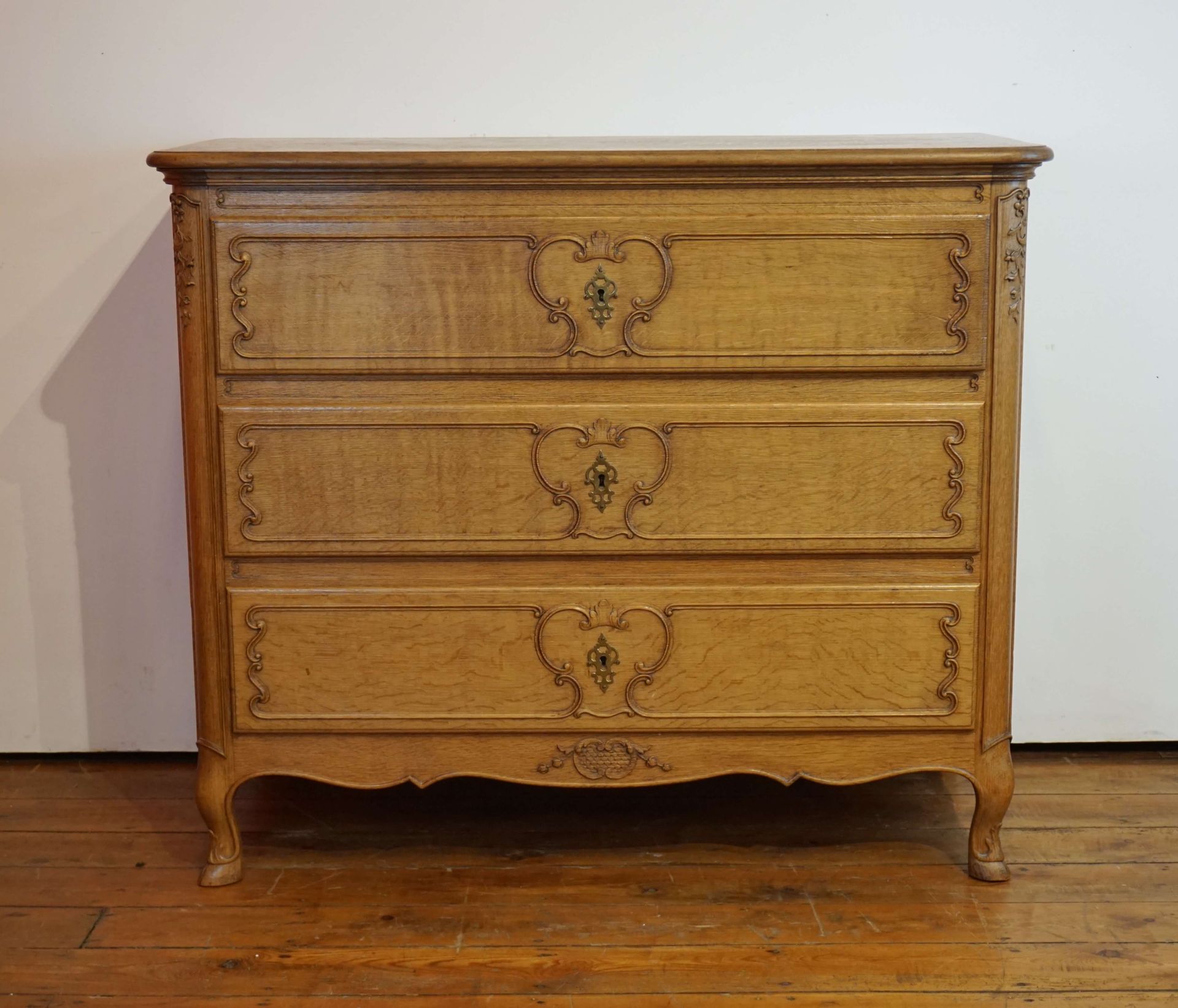 Null Liège style chest of drawers, 3 drawers. W : 114 cm D : 55 cm H : 99 cm