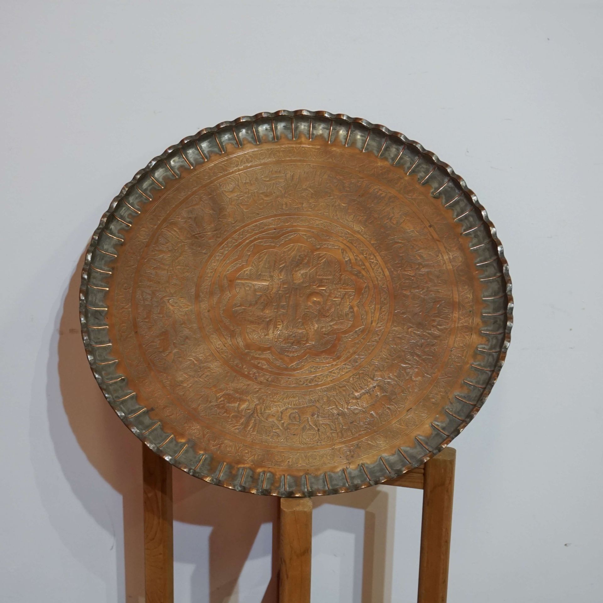 Null Iran. Engraved copper tray. Diameter : 65 cm