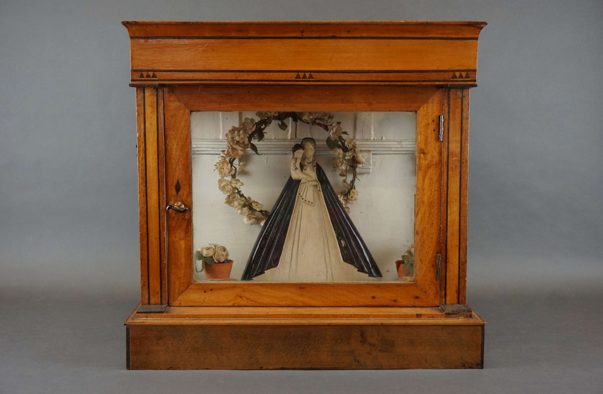 Null Altar de la vitrina en madera de frutal con incrustaciones. 47x21 cm H : 45&hellip;