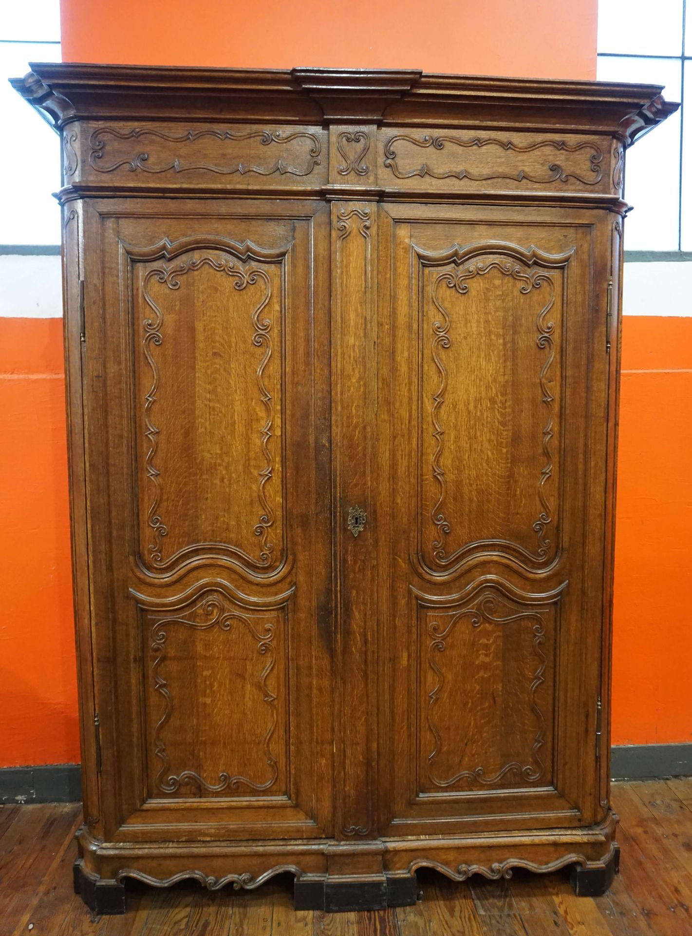 Null 路易十四时期的列日衣柜，带有CORDONNET装饰。宽：175厘米 高：225厘米 深：54厘米