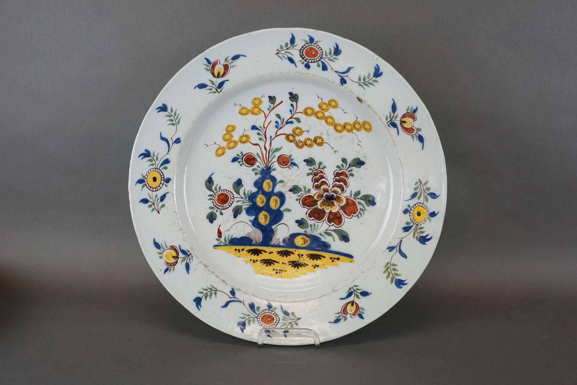 Null 
Plato de loza de Delft policromada. La restauración. Diámetro : 36 cm