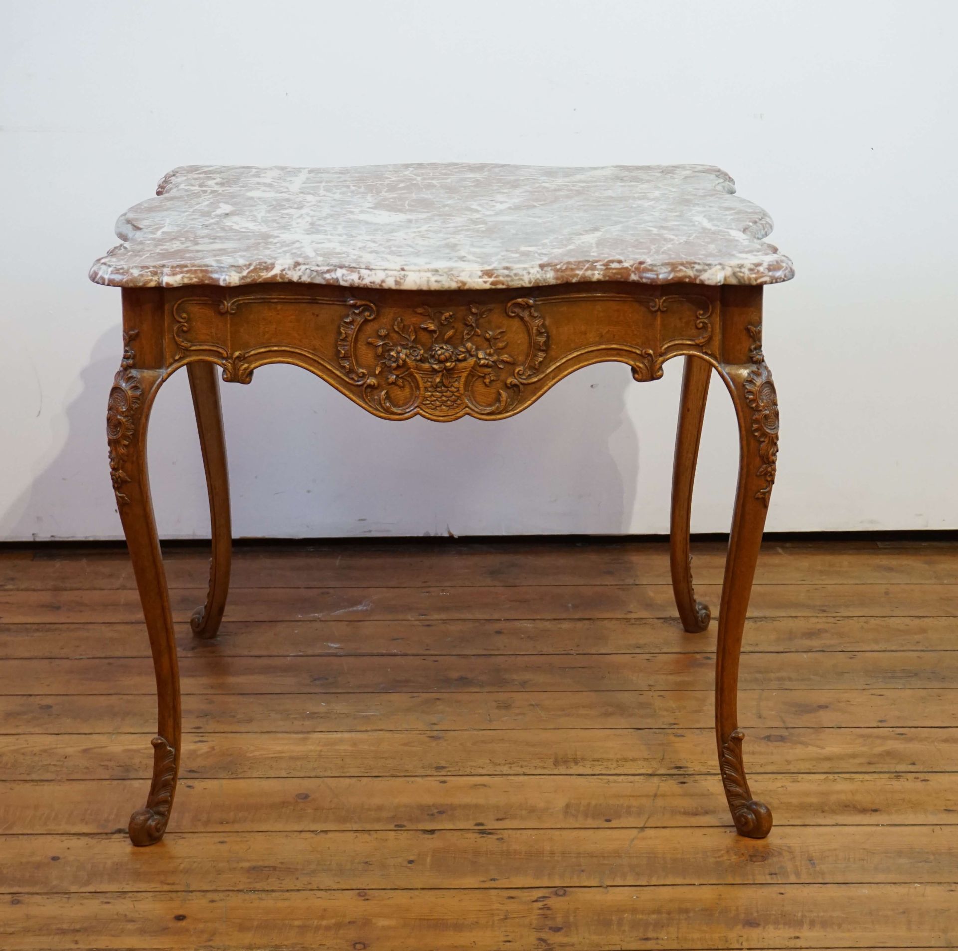 Null Tisch im Lütticher Stil mit Marmorplatte. 73x76 cm H : 65 cm