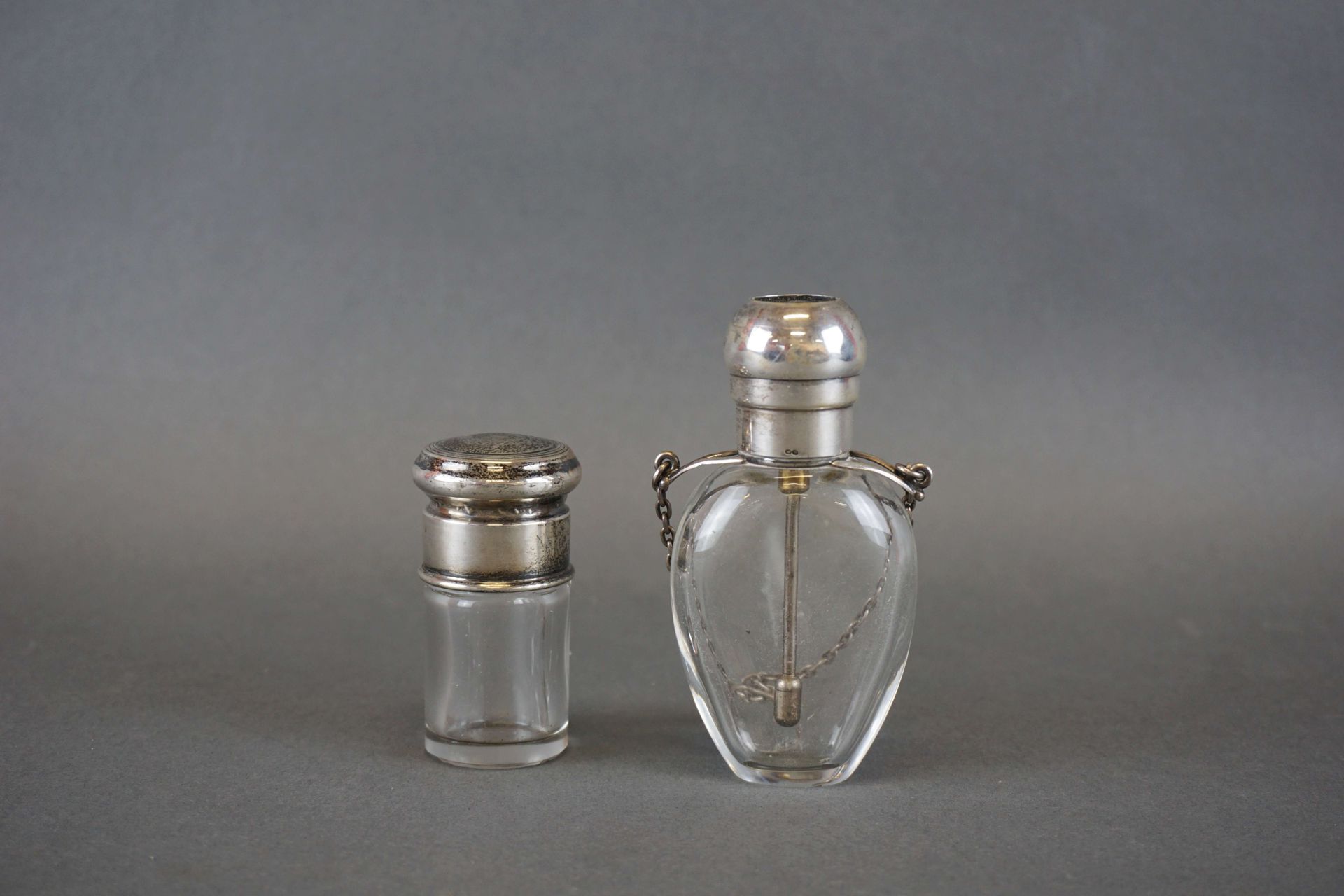 Null 2 Flaschen aus Kristall und Silber. H: 10 cm und 6 cm