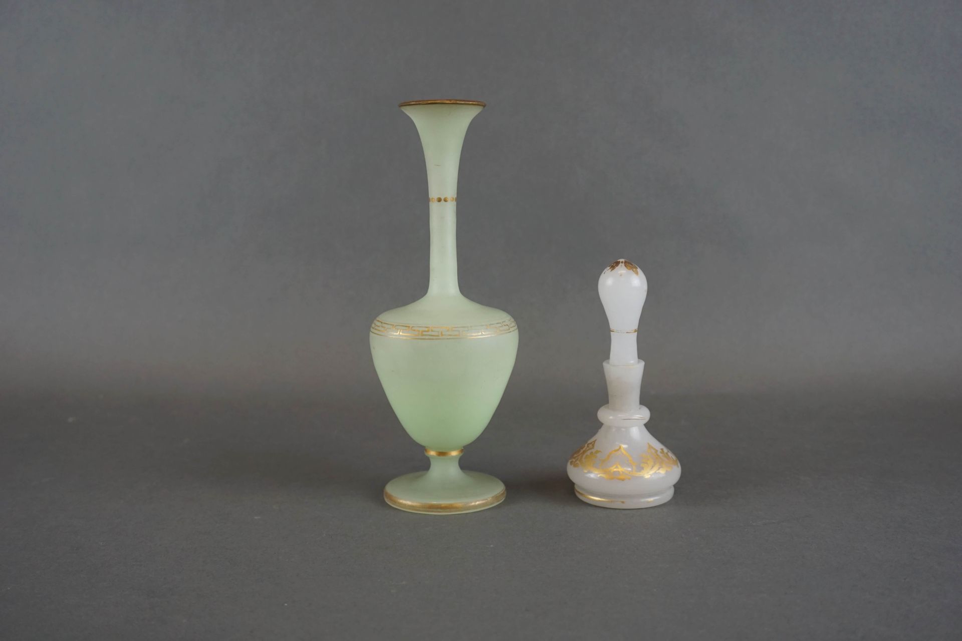 Null Kleine opaline Vase und Flasche. H : 19 und 12 cm