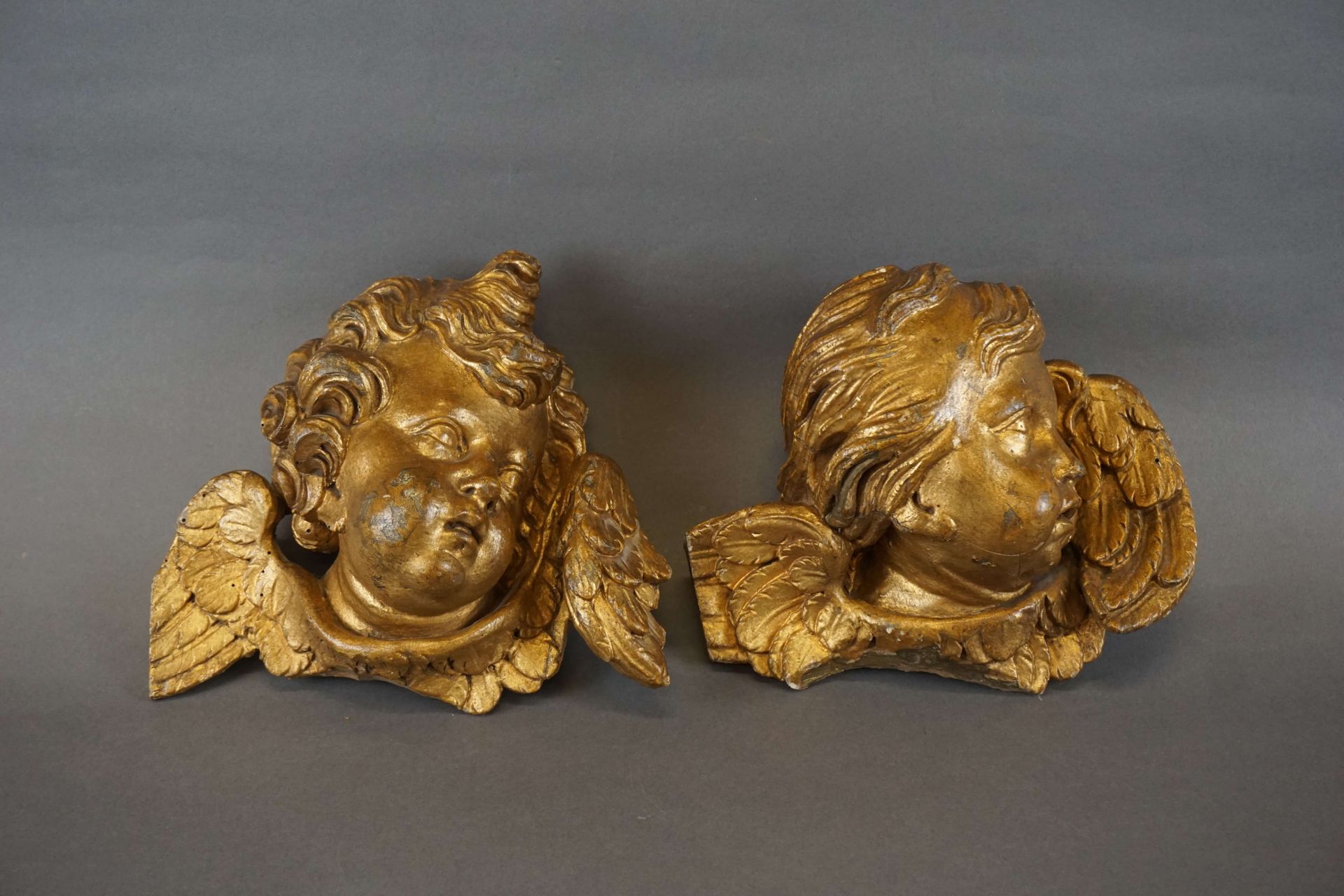 Null Two gilt wood carved cherub heads. 18th century. H : 21 cm