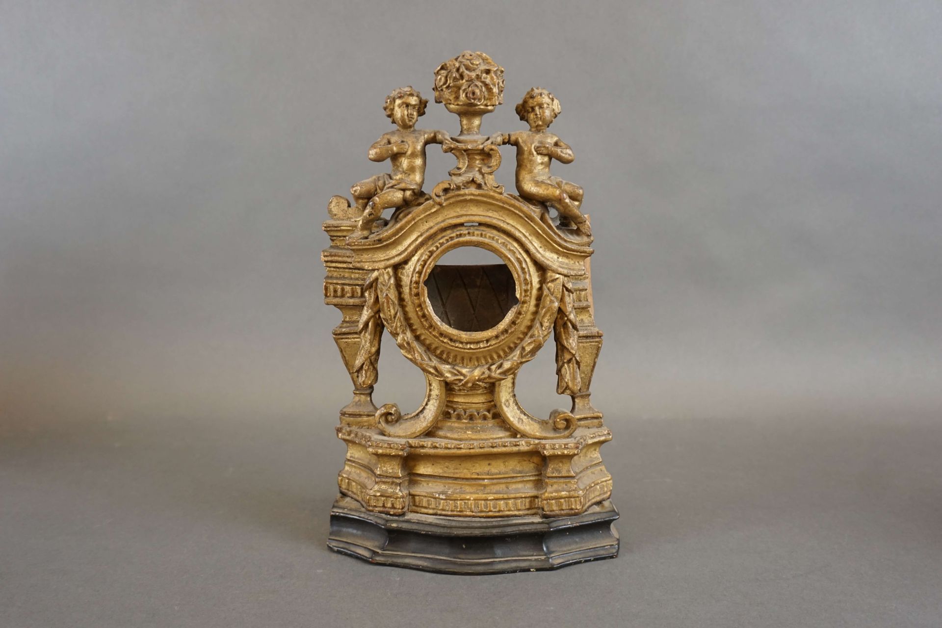 Null Porte-montre en bois sculpté d'époque Louis XVI. H : 24 cm l : 15 cm