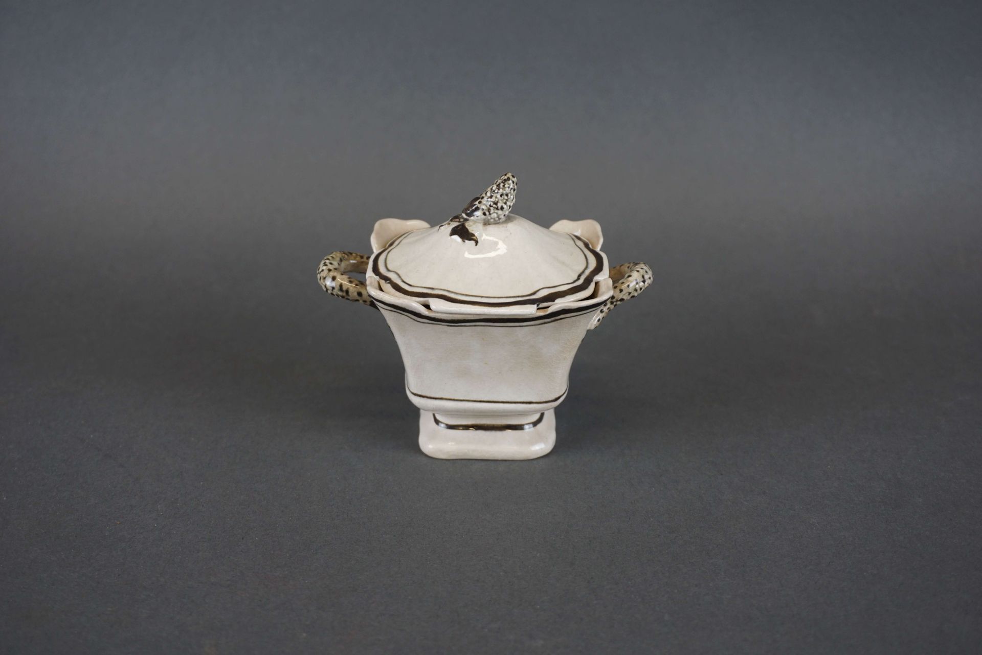 Null Miniature earthenware tureen. H : 8 cm L : 9 cm