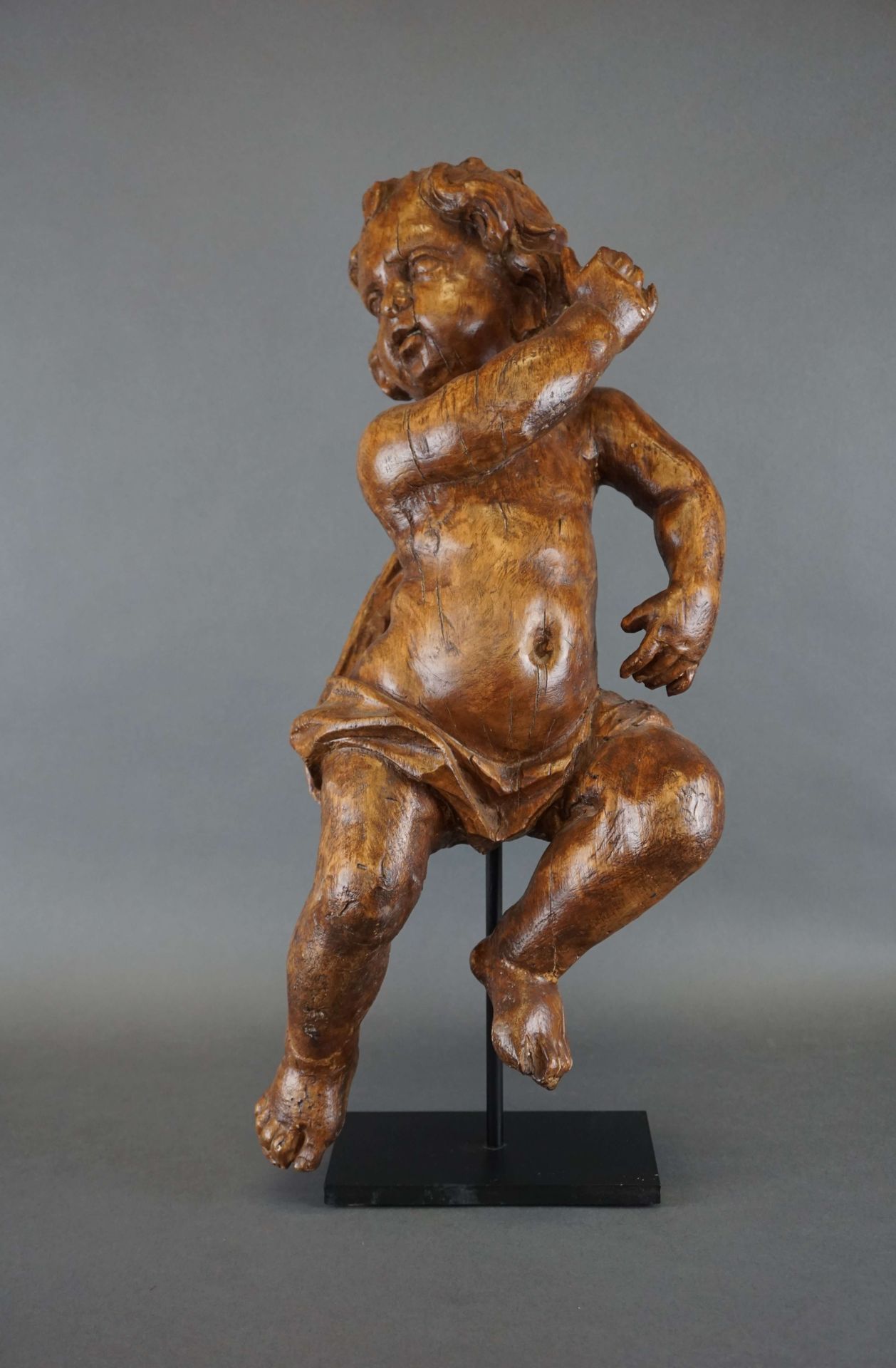 Null Putto en bois sculpté. XVIIIe siècle. Doigts manquants. H : 56 cm