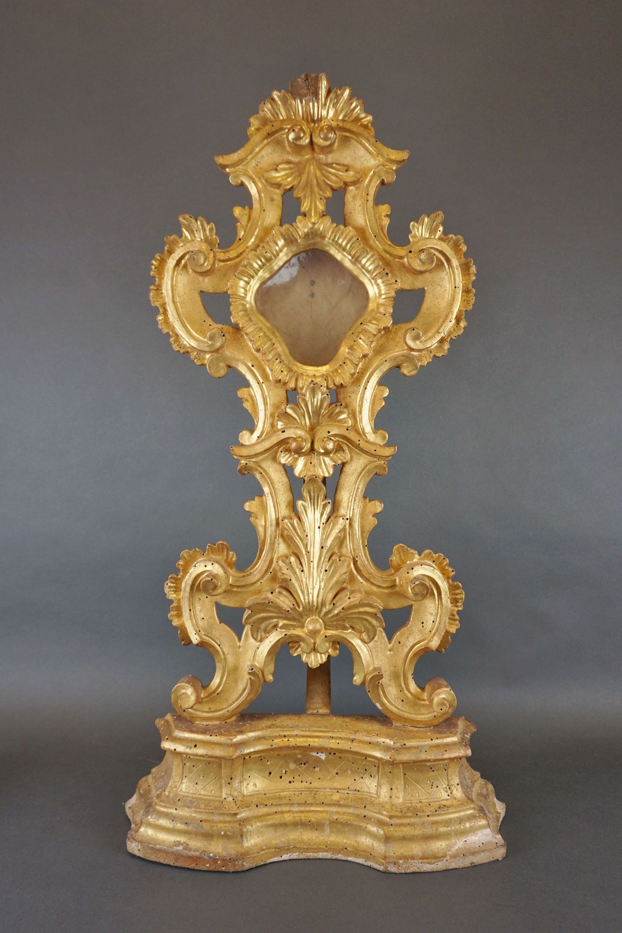 Null Reliquary in gilded wood. 18th century. 73x37 cm
