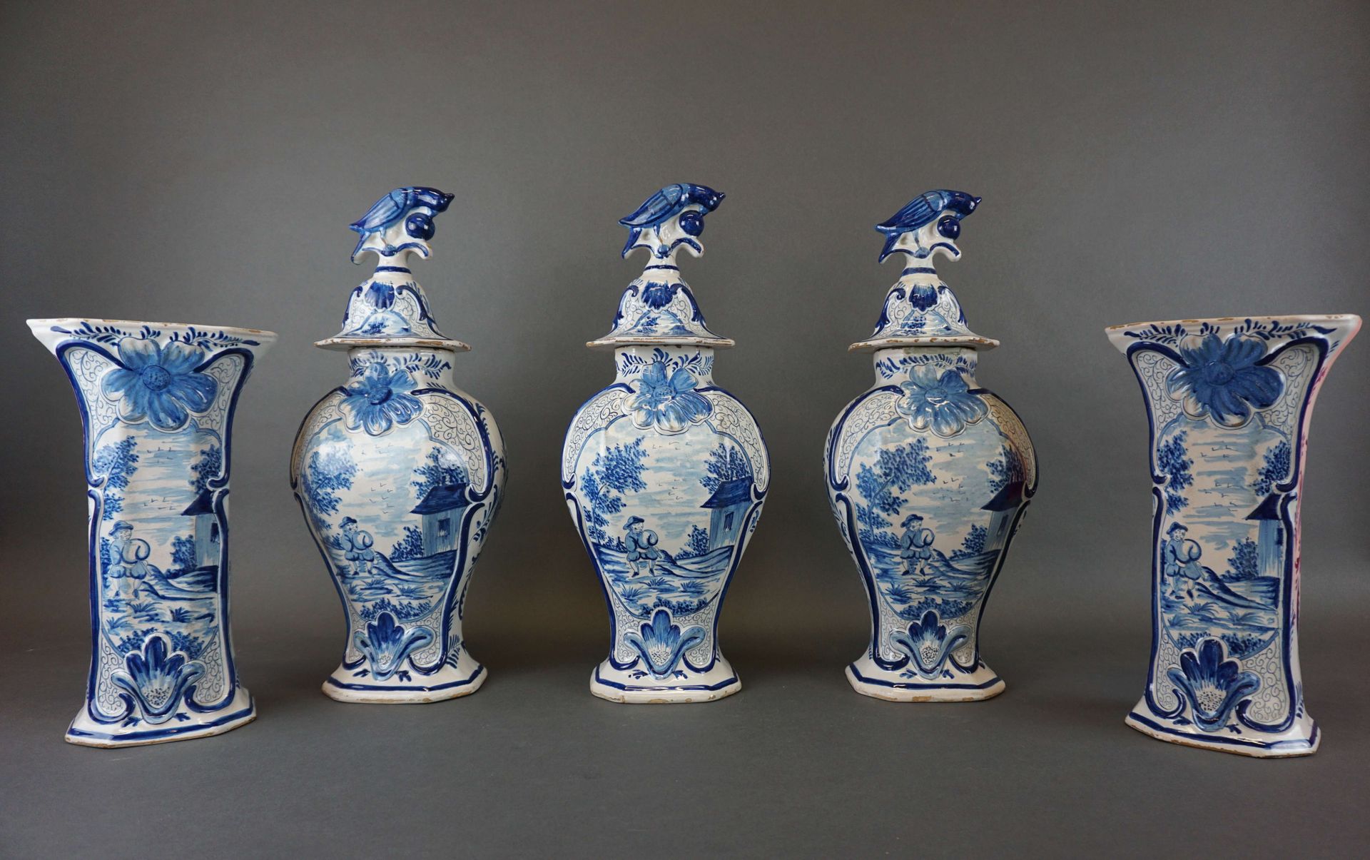 Null 5 pieces Delft earthenware set. Restorations. H max :40 cm