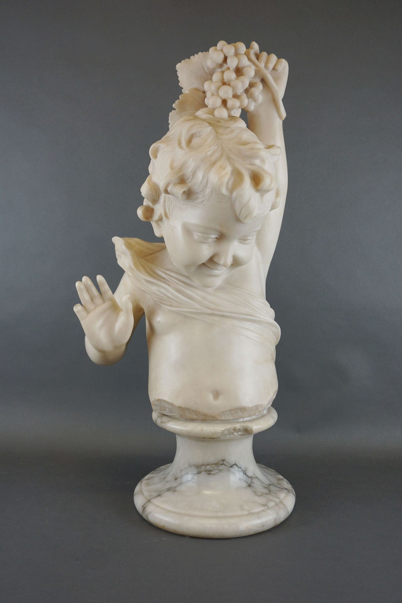 Null Busto de mármol firmado Pinerchi "Niño con racimo de uvas". 1 dedo roto, ba&hellip;