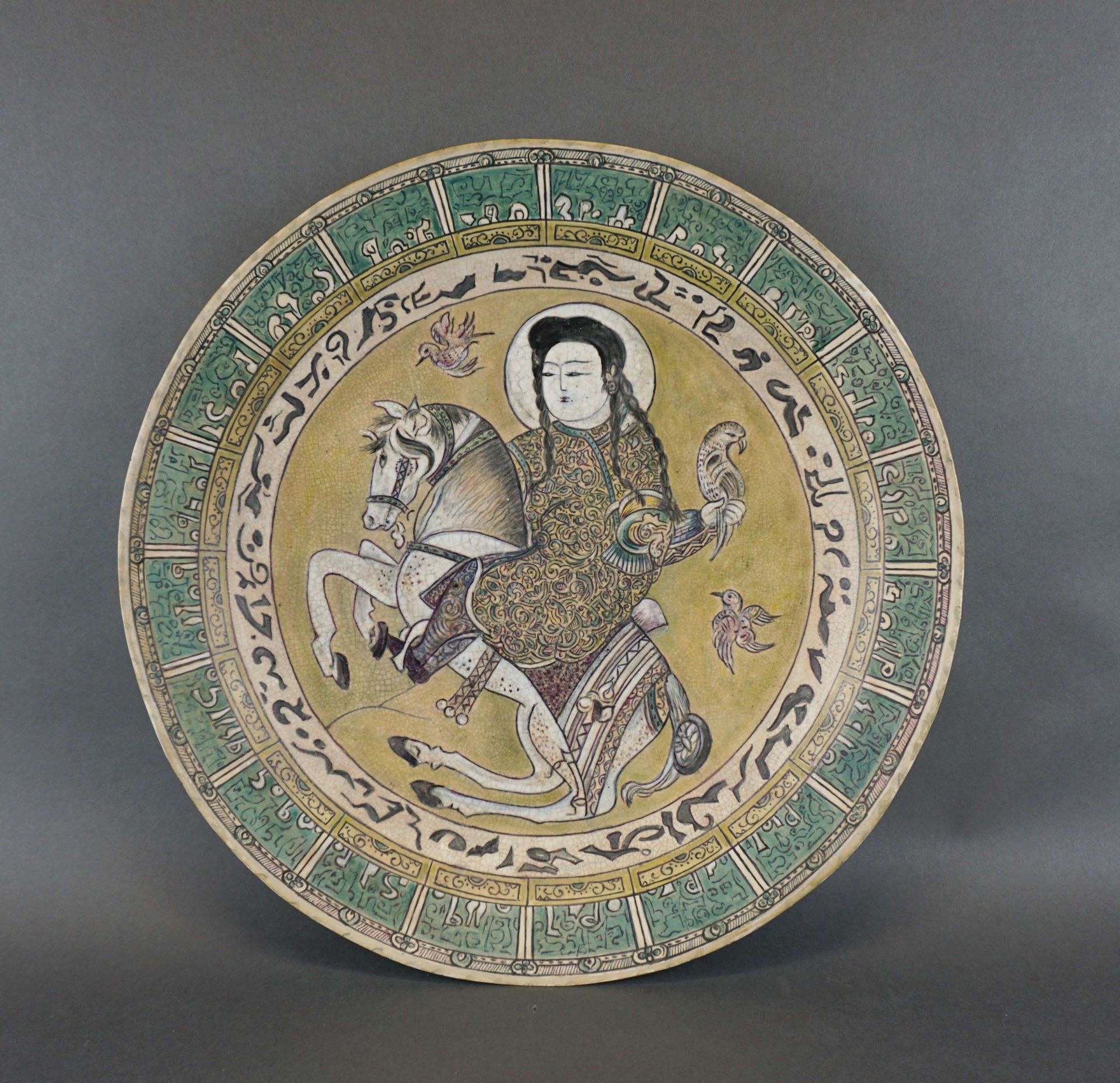 Null 珐琅彩陶盘Minaï型 "骑手与猎鹰"。19世纪。直径：36厘米