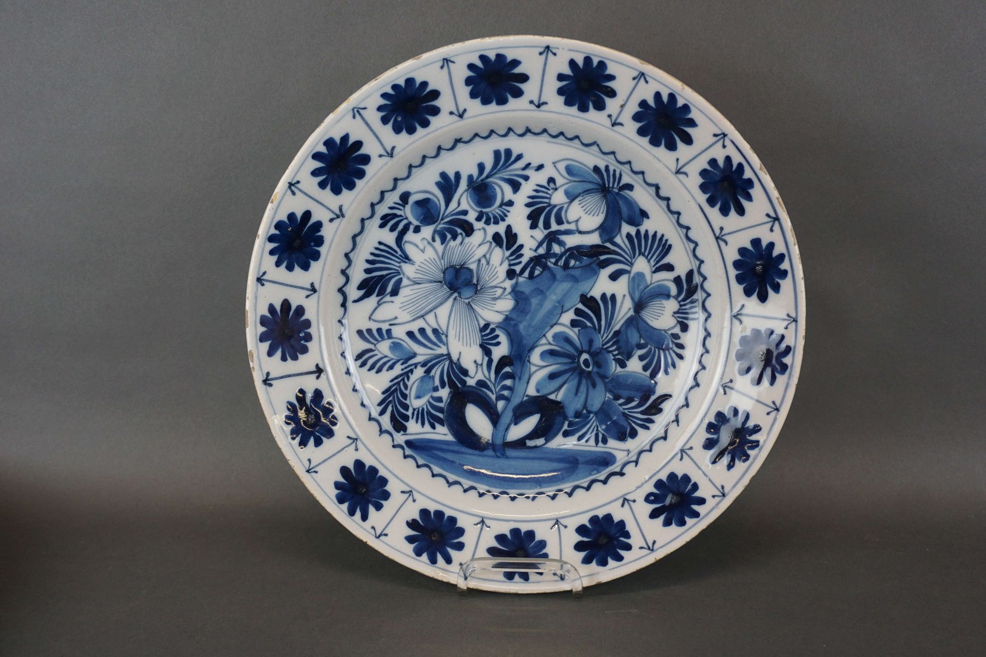 Null Delft earthenware dish. Diameter : 31 cm