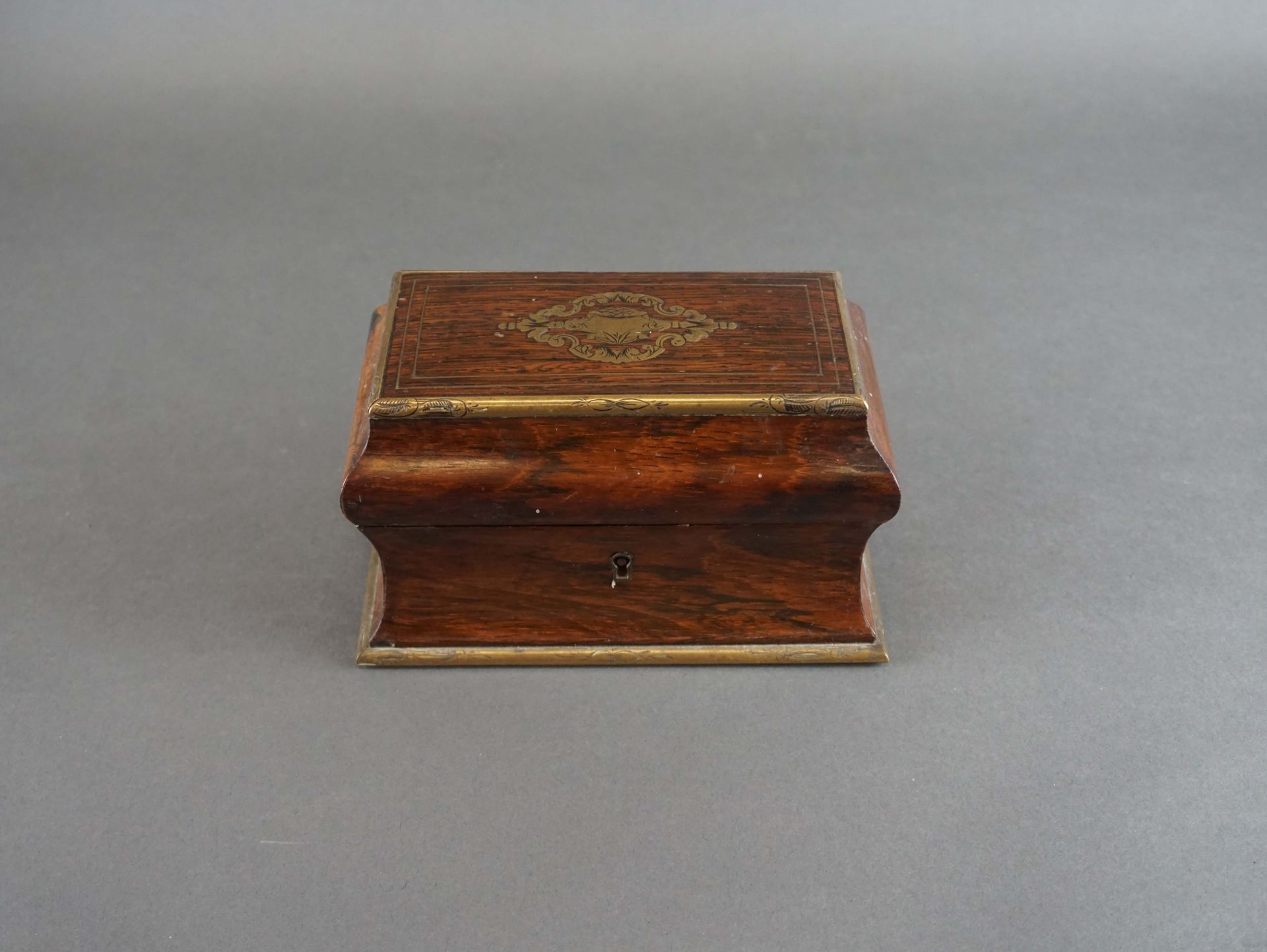 Null Small rosewood box inlaid with brass. Without key. 15x10 cm H : 10 cm
