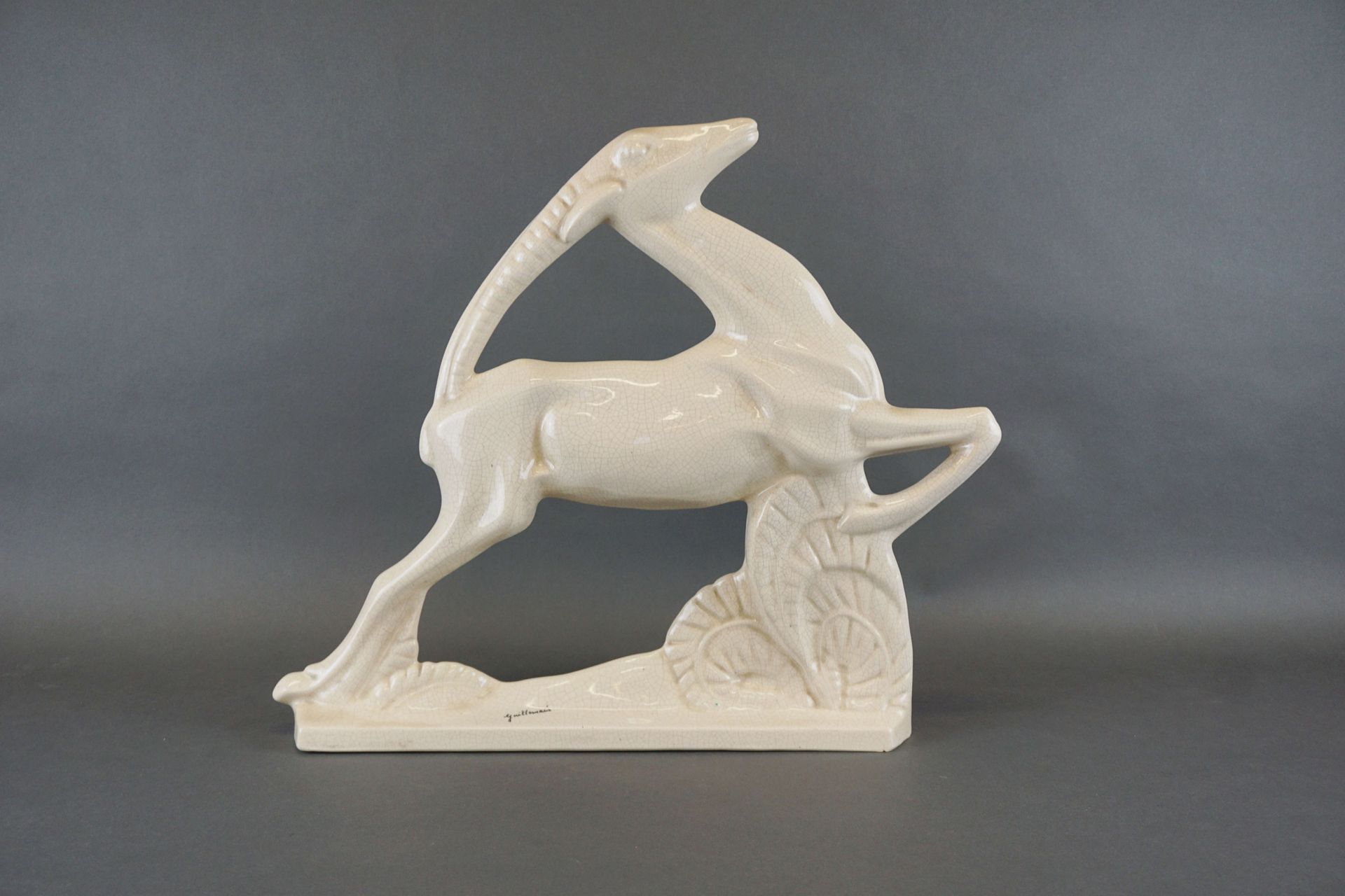 Null 签名为Guillemain "Antelope "的裂纹陶器雕塑。底部有2个小缺口。长：45厘米 高：40厘米