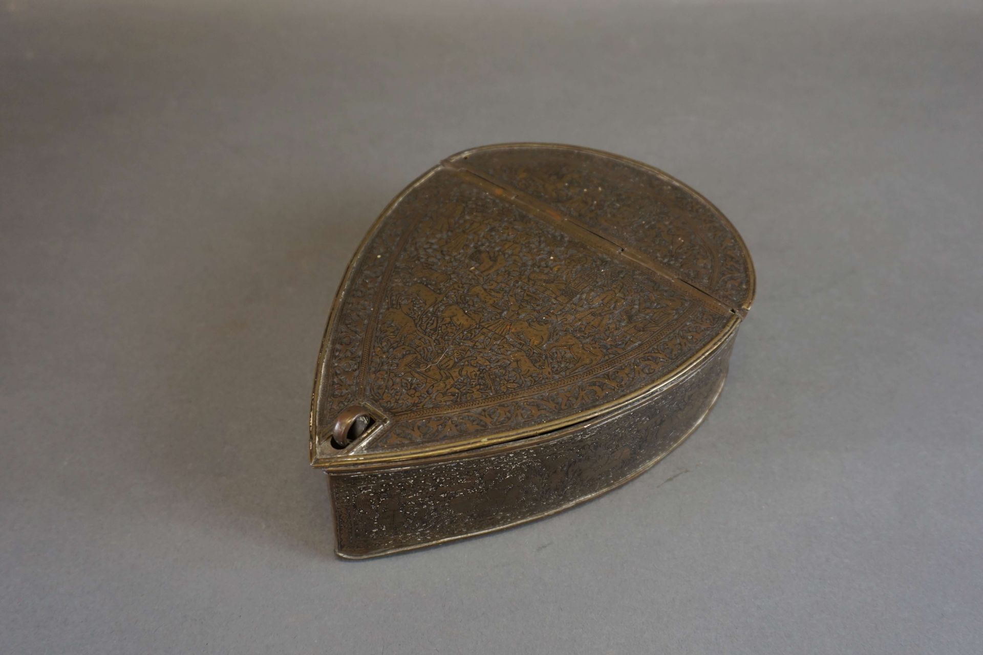 Null Caja iraní de latón grabado. 18x14 cm H: 6 cm