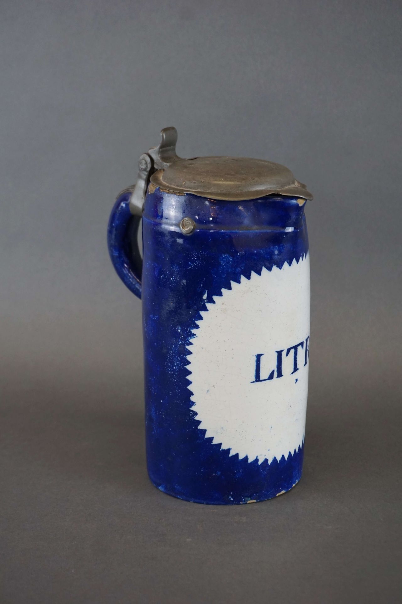 Null Brussels earthenware mug of one liter. H : 21 cm