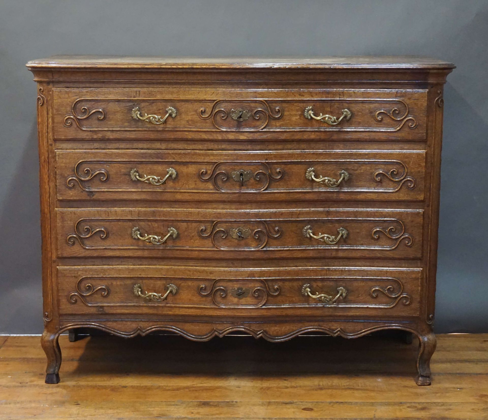 Null Liège chest of drawers with 4 drawers from the Louis XIV period. W : 126 cm&hellip;