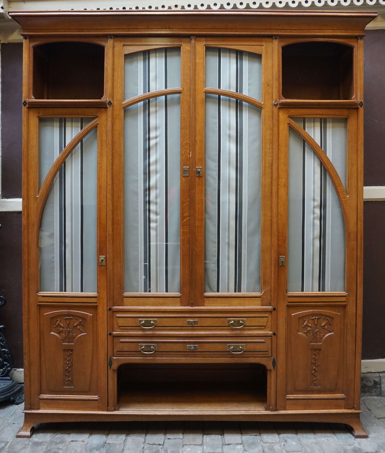 Null Art nouveau oak bookcase. W: 200 cm H: 250 cm D: 40 cm