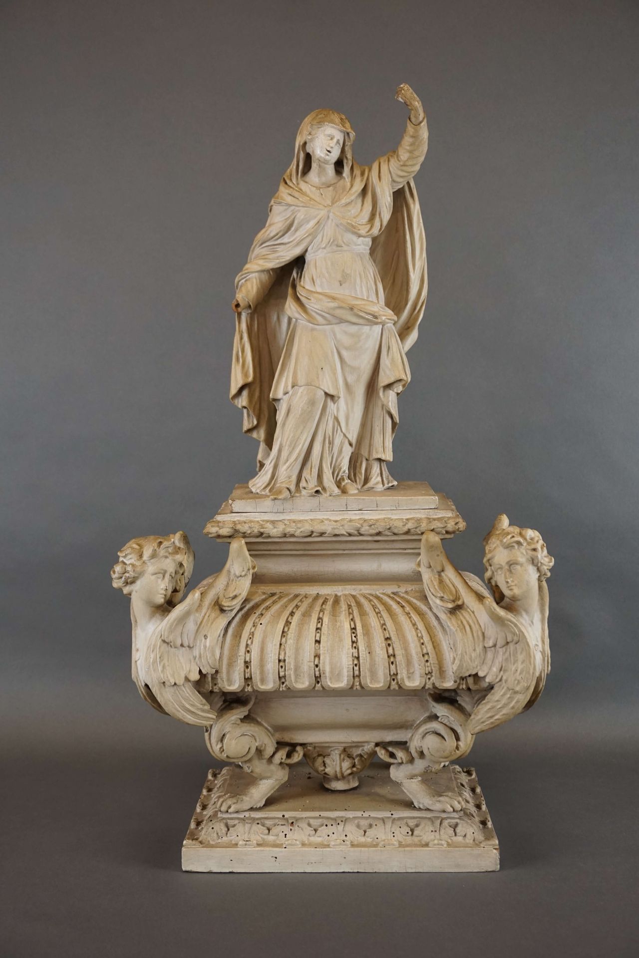 Null 圣人在一个雕刻的木质底座上。18世纪。缺1只手。高：68厘米，长：36厘米