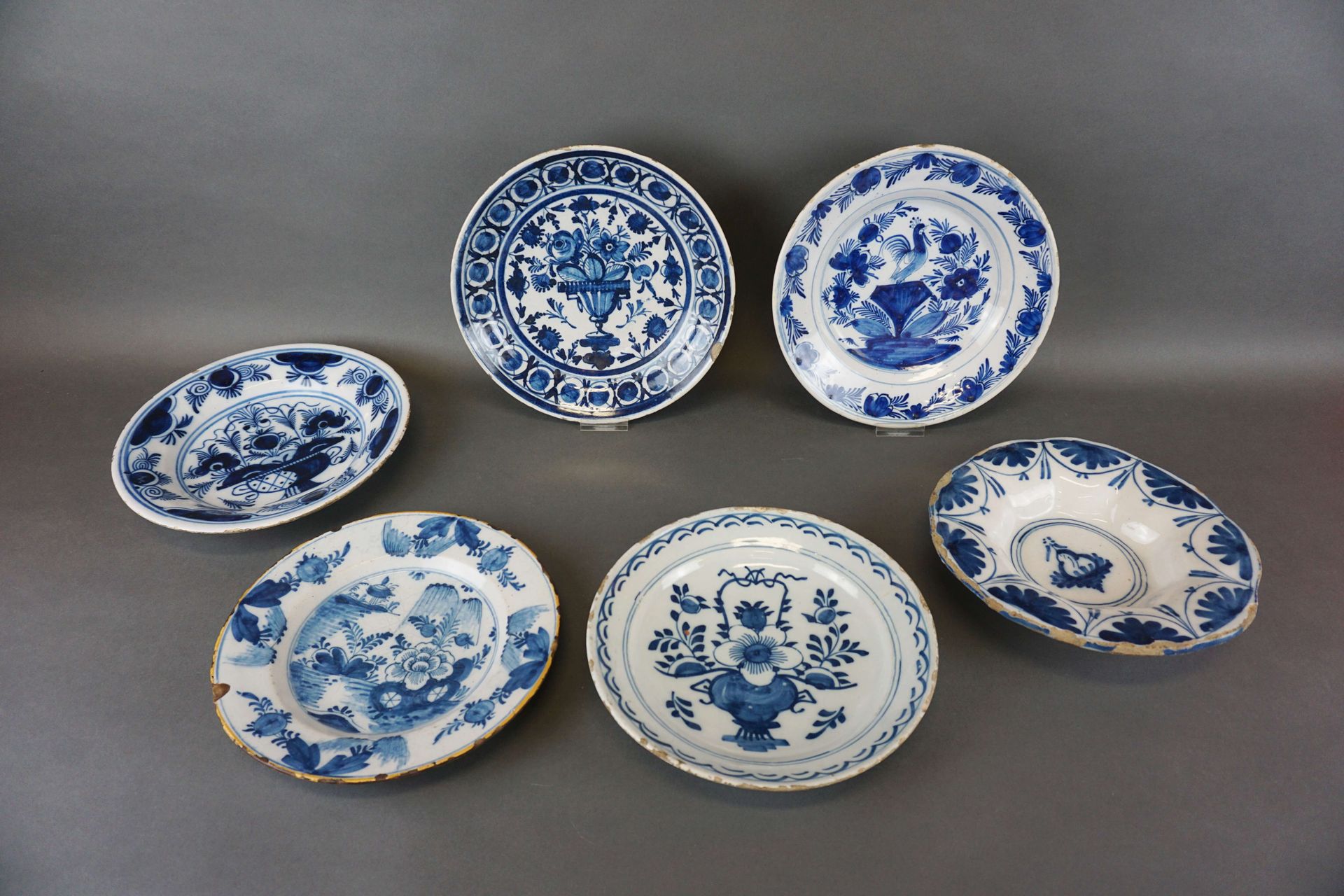 Null 5 assiettes et petit plat en faience de Delft. Egrenures. Diam (max) : 25 c&hellip;