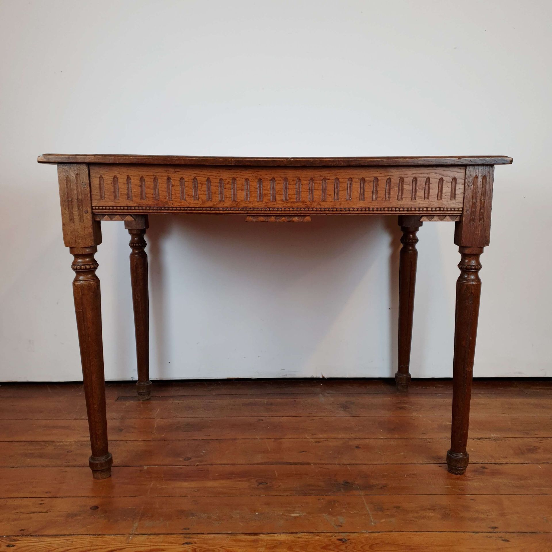 Null Table d'époque Louis XVI en chêne. 95x62 cm H : 72 cm