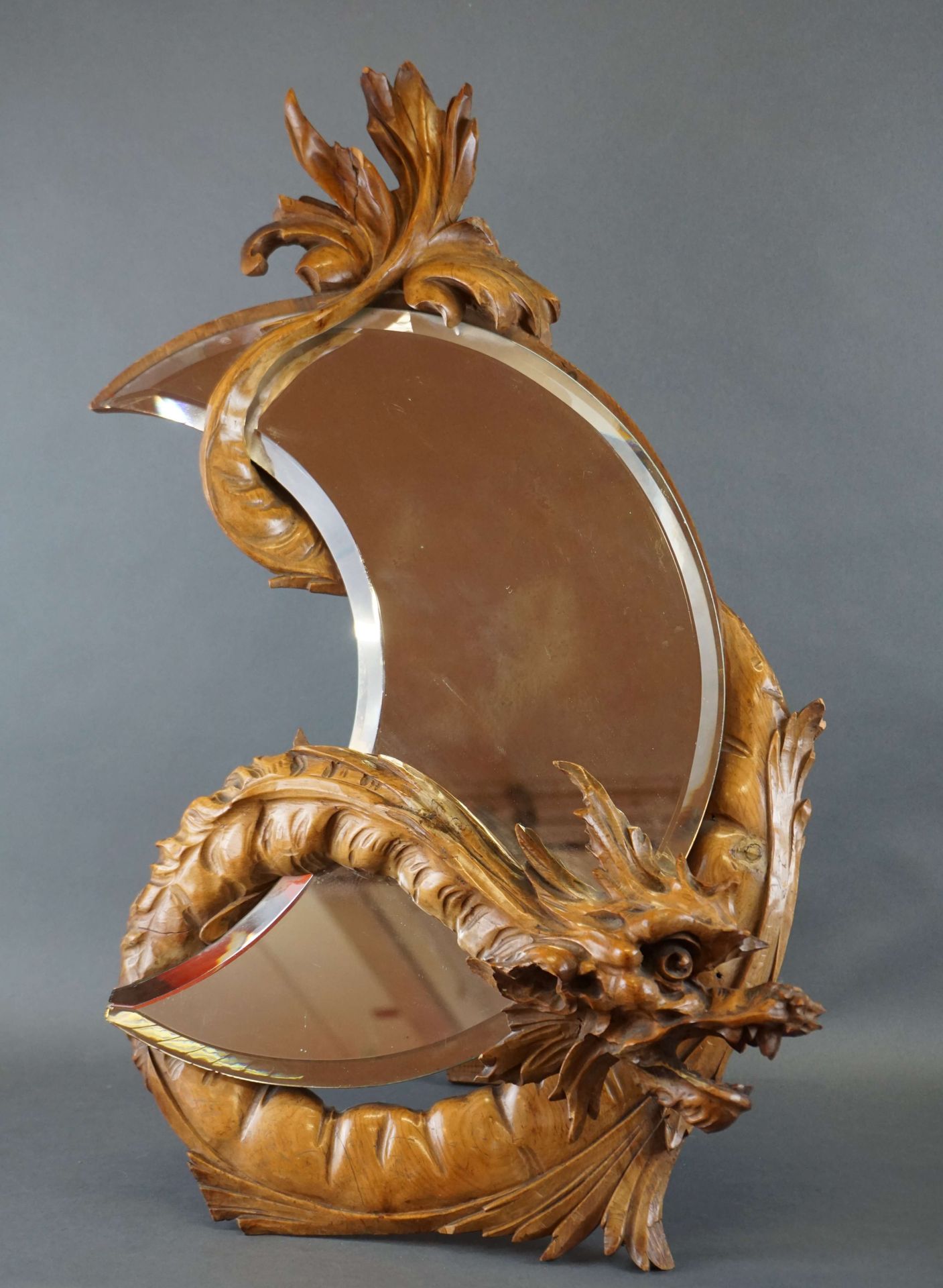 Null Specchio a mezzaluna decorato con un drago di legno intagliato. La coda del&hellip;