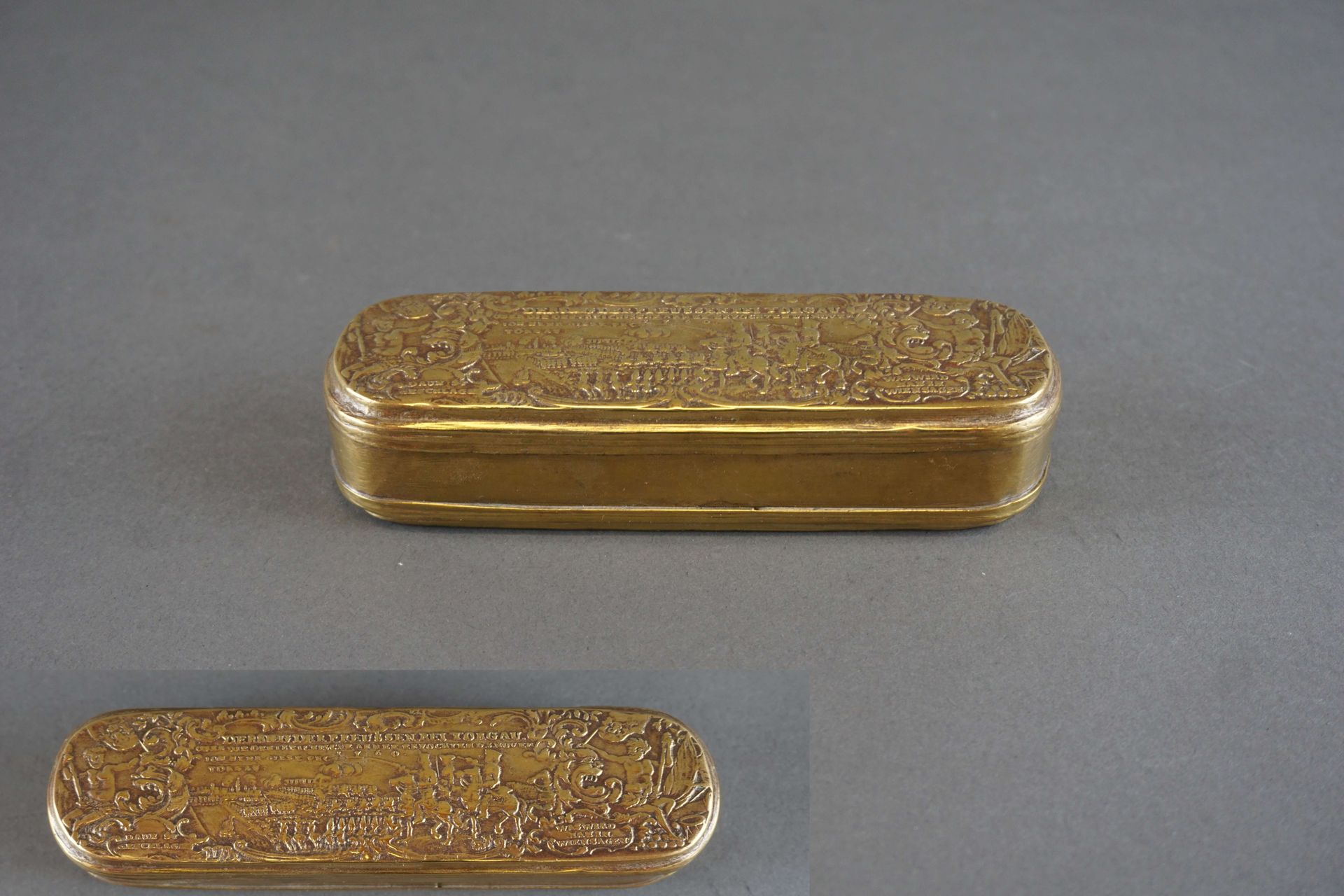 Null Engraved brass tobacco box. Hinge damaged. L : 14 cm W : 4 cm H : 3 cm