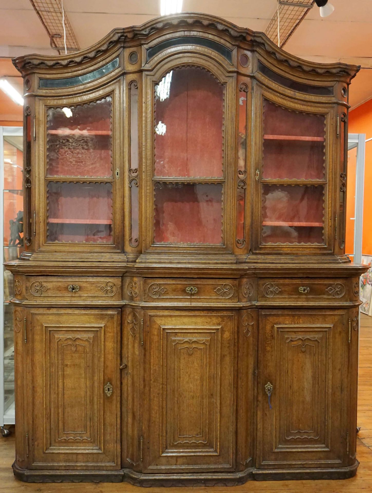 Null 重要的双雕橡木展示柜。路易十四时期。宽：200厘米 高：260厘米 深：60厘米