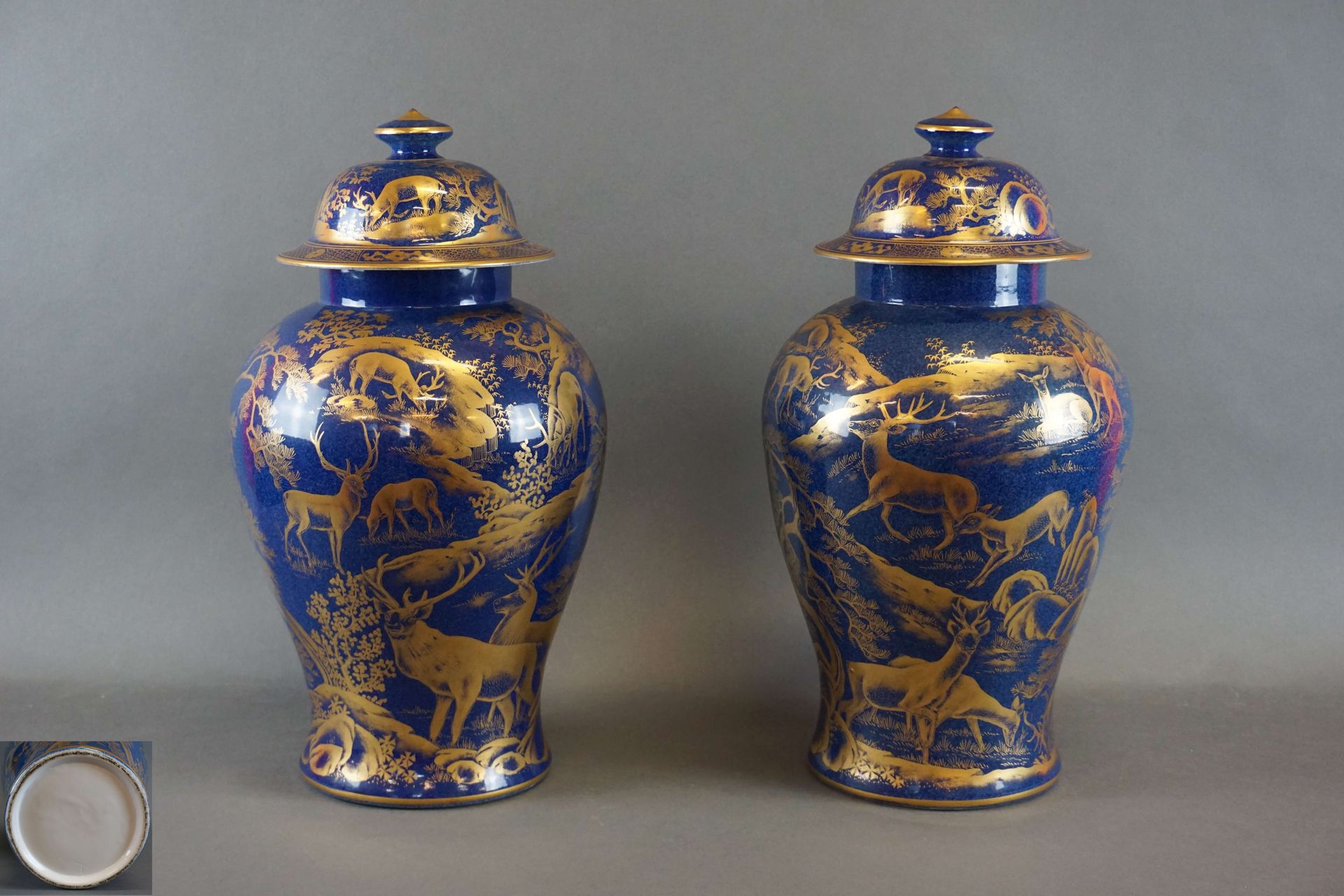 Null Un par de jarrones cubiertos de porcelana de Samson con fondo azul esmaltad&hellip;