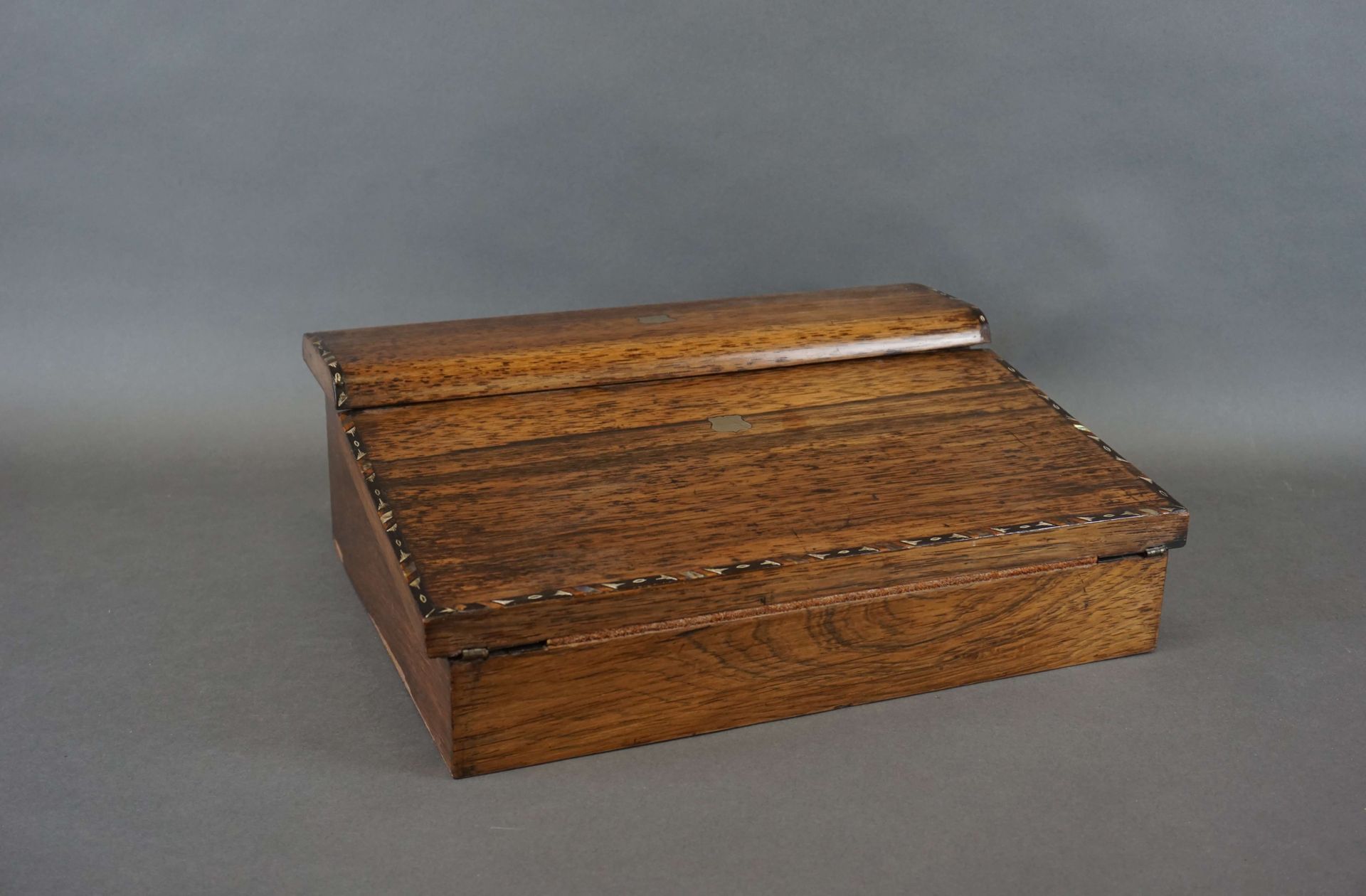 Null Schreibtisch aus Palisanderholz mit Perlmutt-Einlagen. 35x28 cm