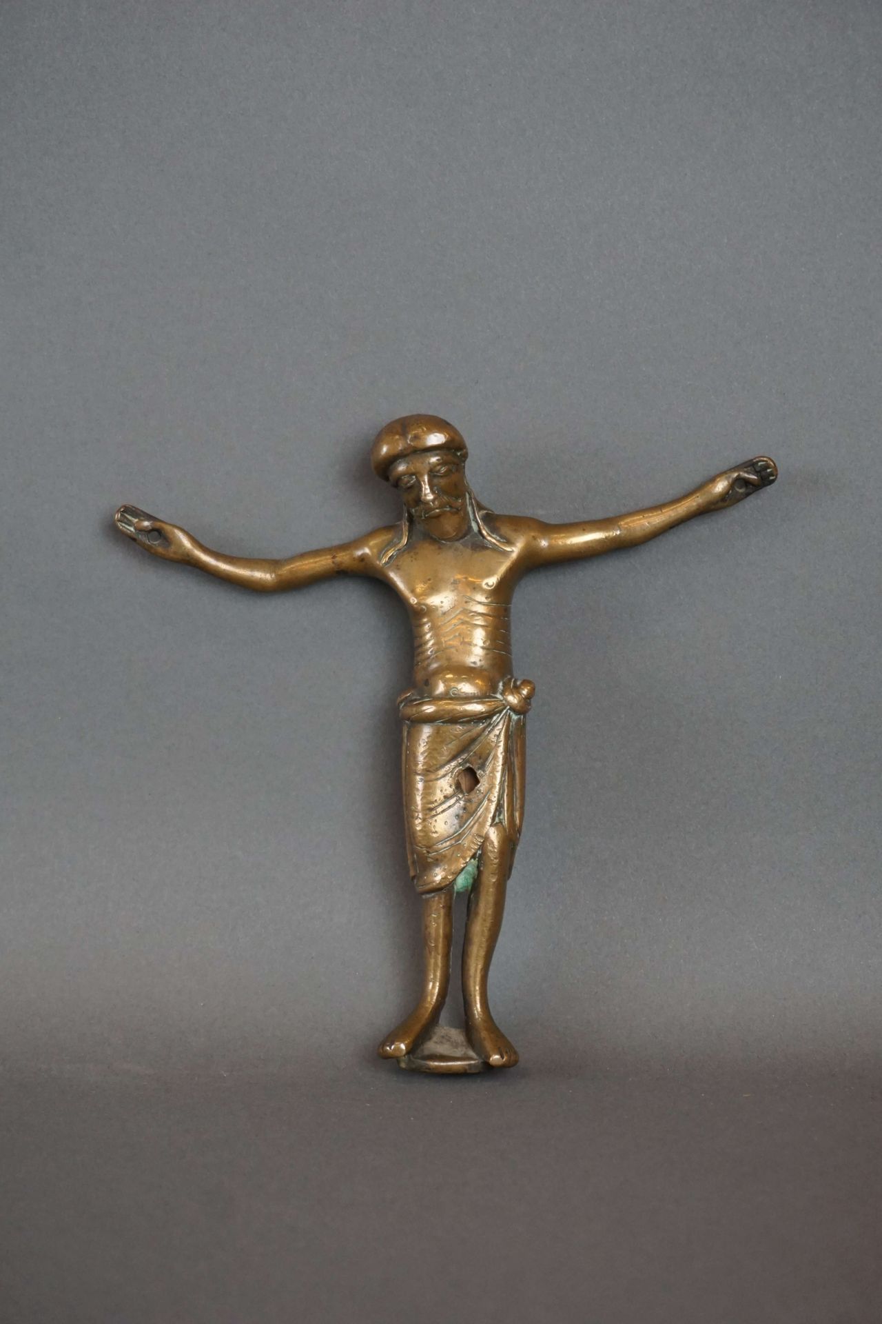 Null Cristo de bronce, región de Mosan. Siglo XV. Alto: 15 cm Ancho: 16 cm