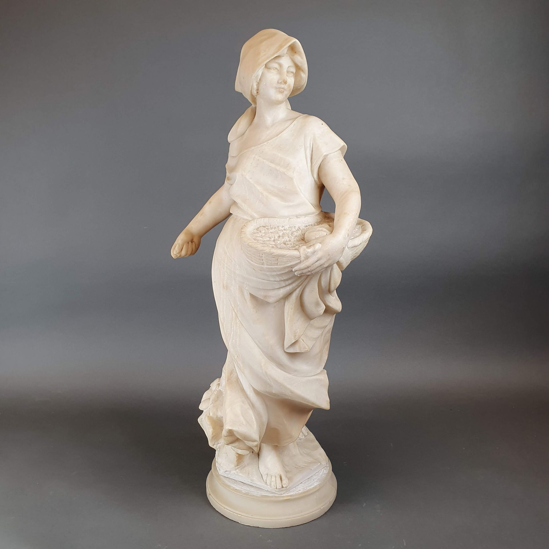 Null Sculpture in alabaster signed Pagi "The sower". H : 57 cm