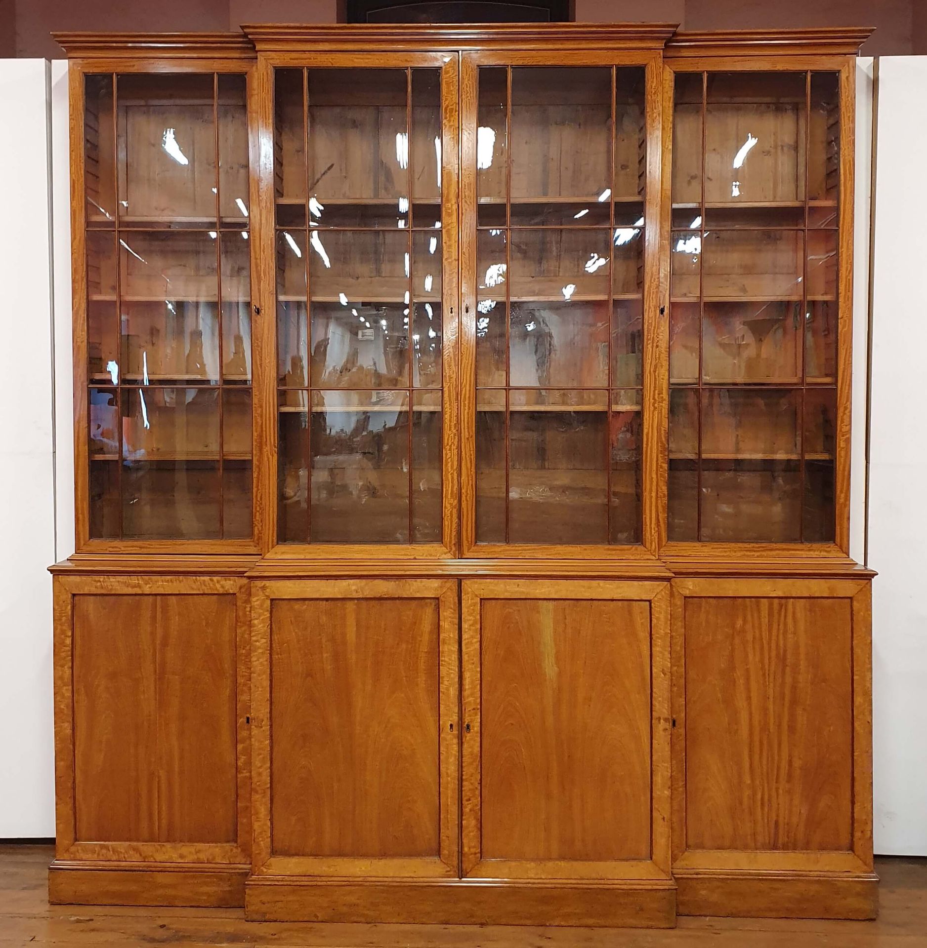 Null Bibliothèque anglaise en placage de bois clair. Milieu XIXe siècle. L : 226&hellip;