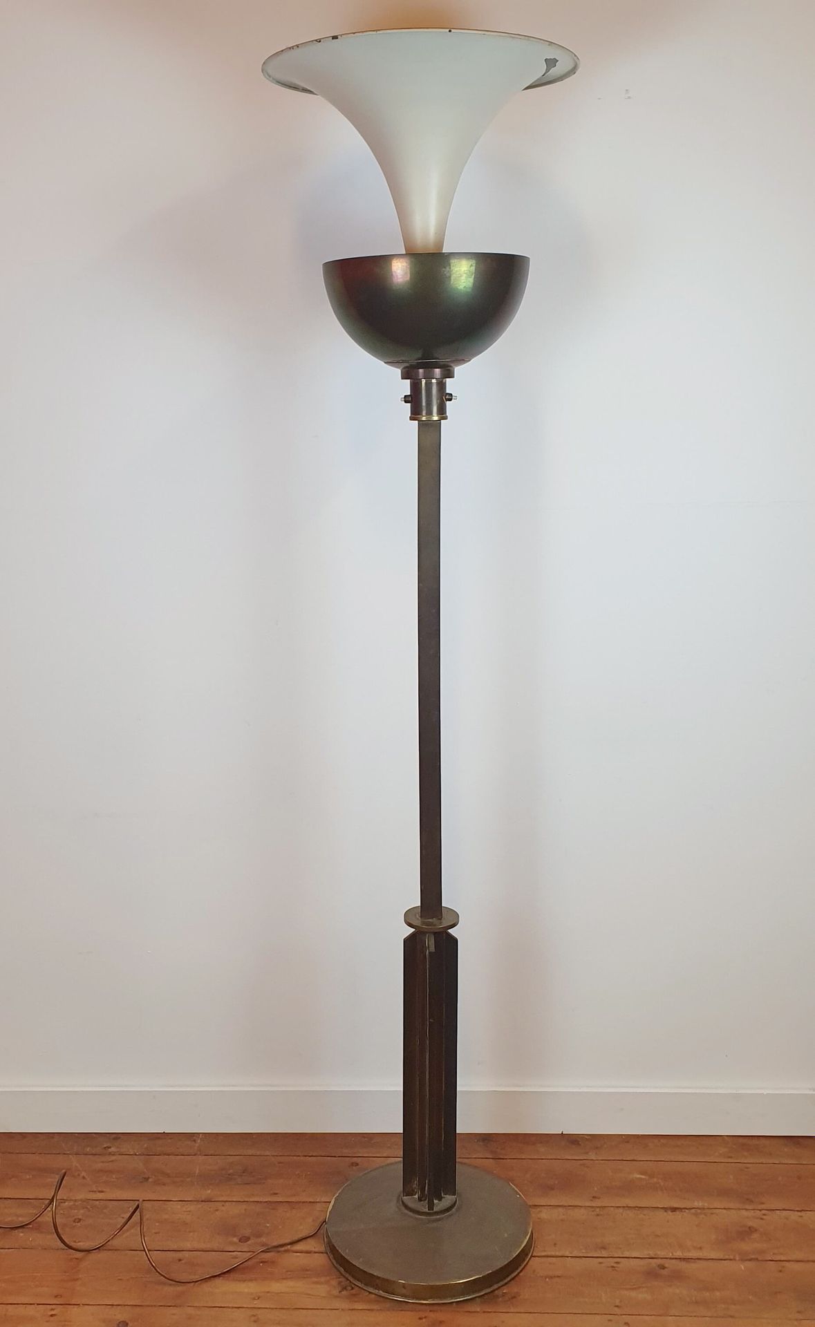 Null Lampada da terra Art Deco in ottone e bronzo. H: 186 cm