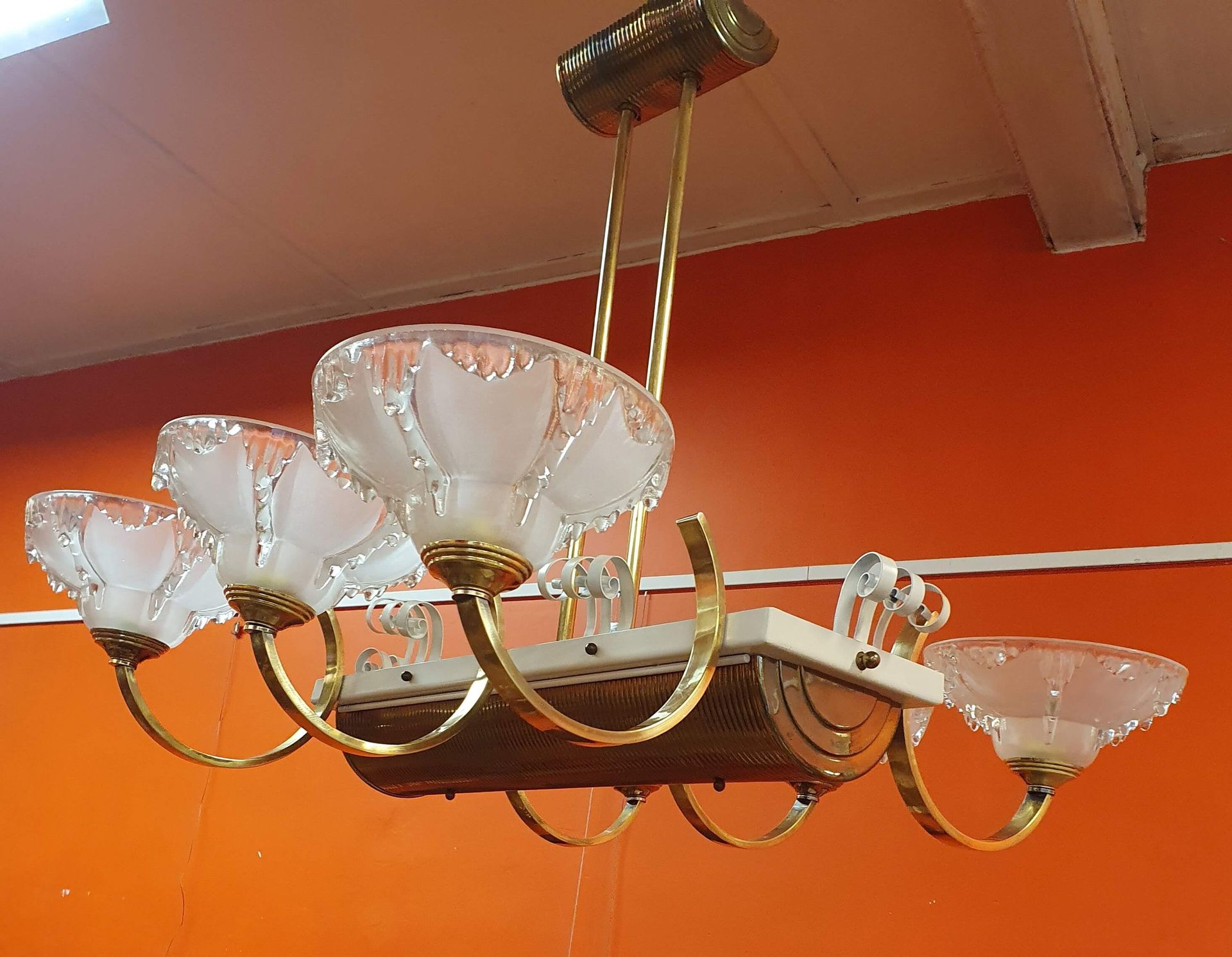 Null 有6个灯臂的吊灯。艾山玻璃器皿，框架H。Petitot框架。约1940年。宽：75厘米 高：70厘米