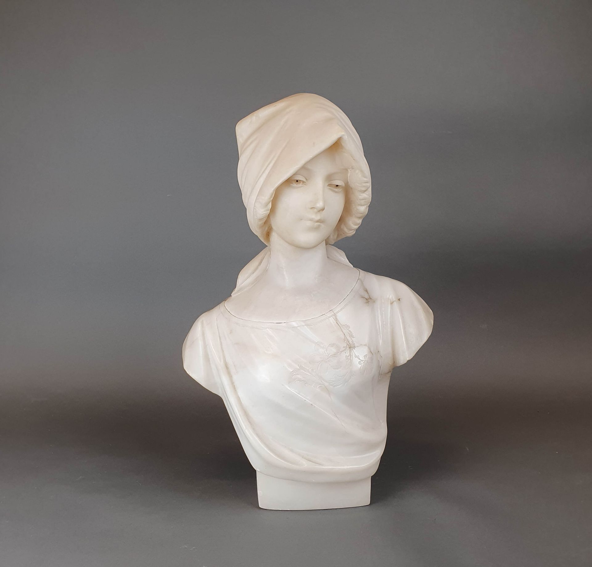 PUGI GUGLIELMO (1850-1915) Sculpture en albâtre signée Pugi "Buste de jeune fill&hellip;