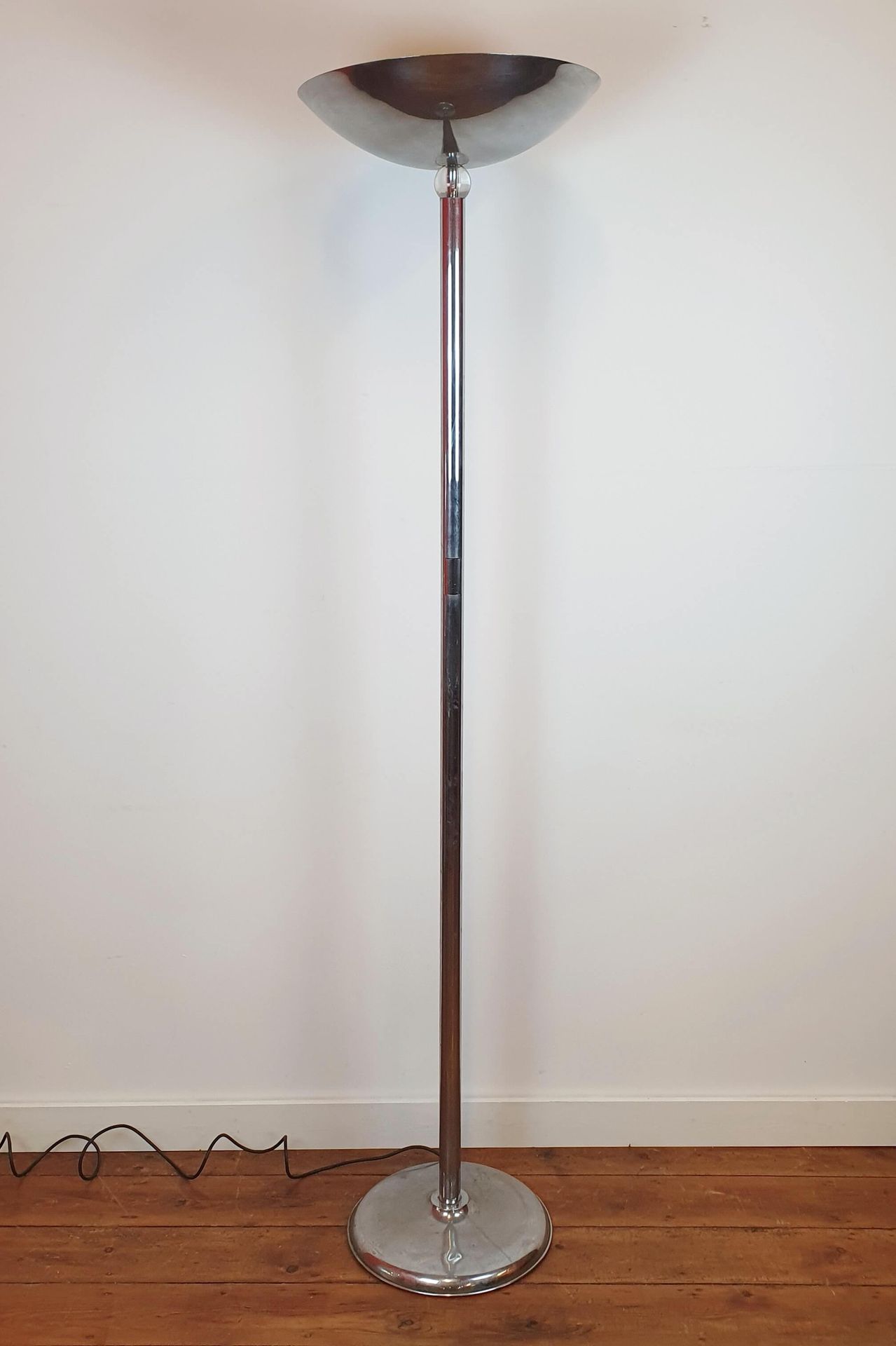 Null 镀铬金属和玻璃的落地灯。凹陷的脚。身高：176厘米