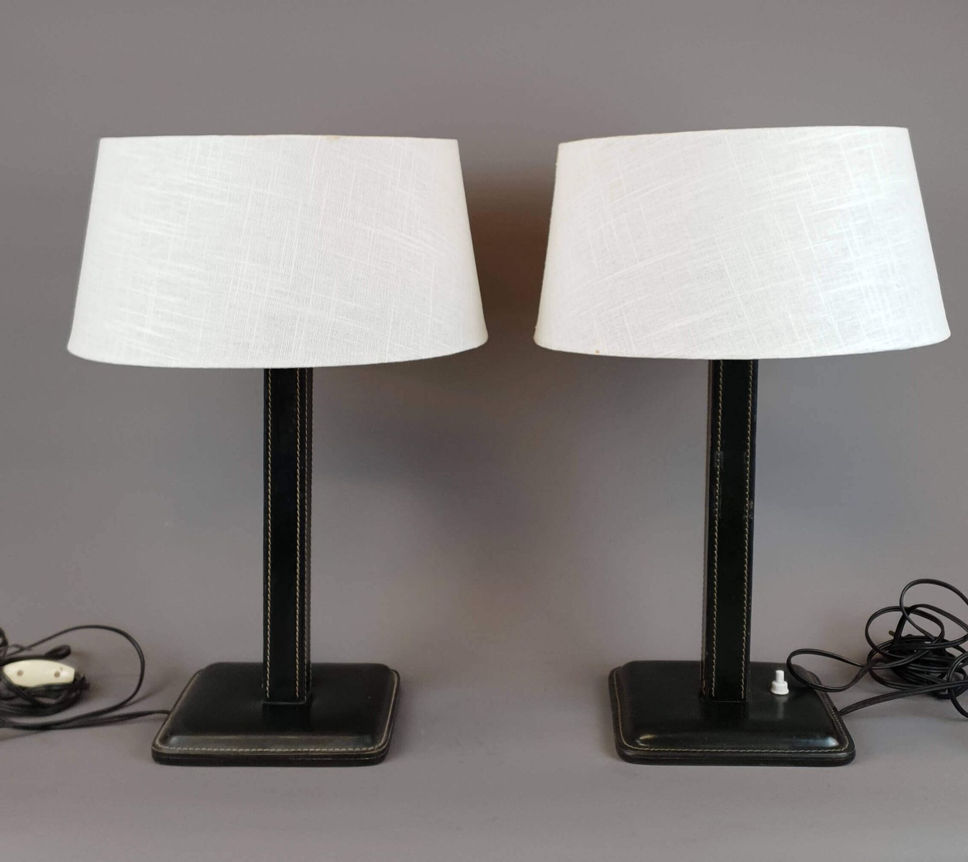 Null Par de lámparas de escritorio de cuero verde. Altura total: 43 cm