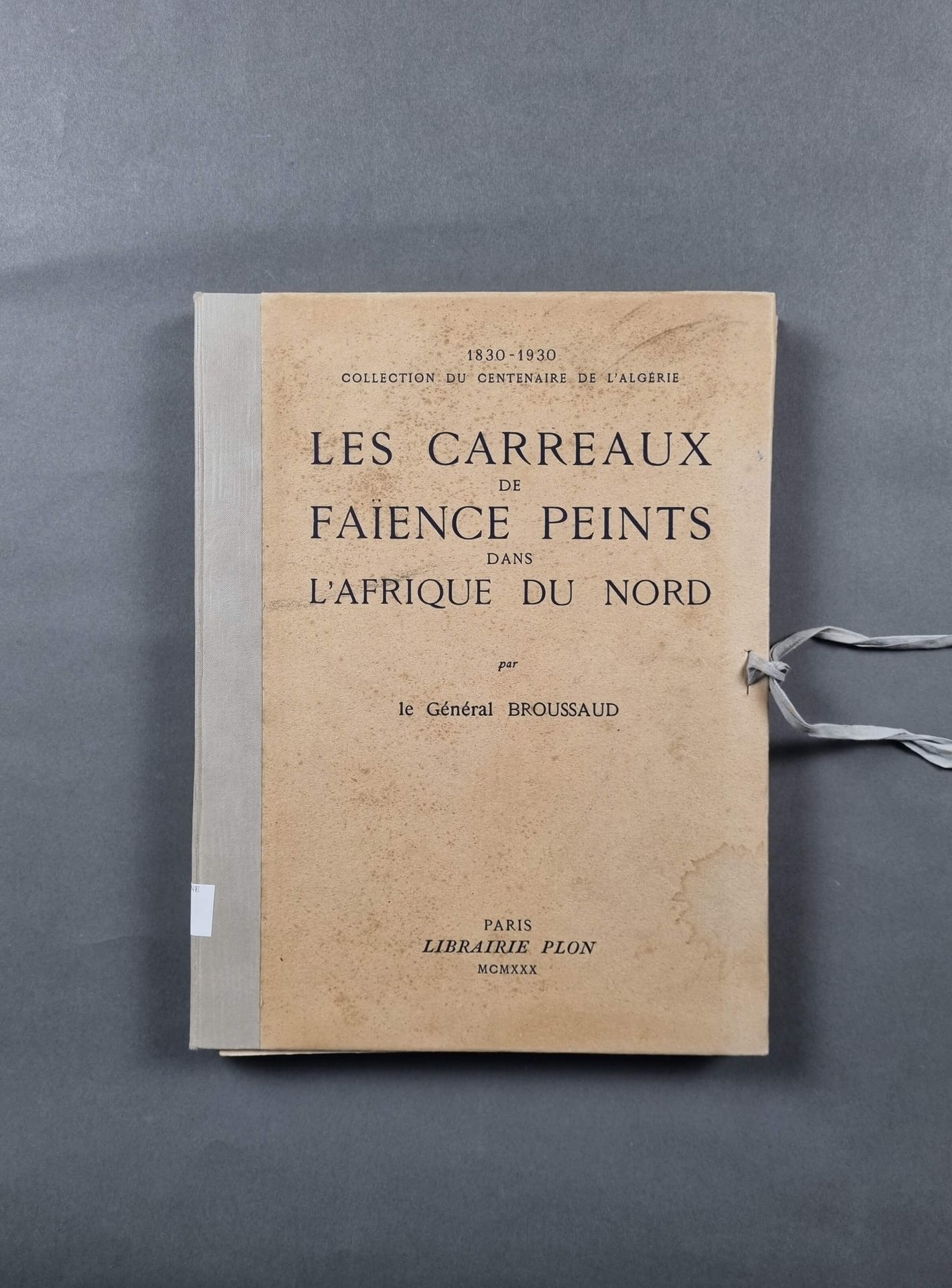 Null 布鲁苏德将军：北非的彩绘瓦片。Librairie Plon, 1930年。