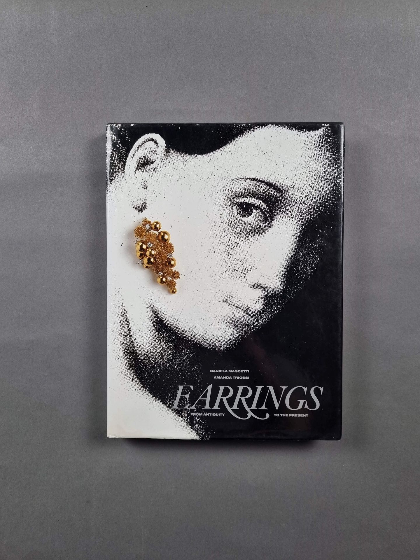 MASCETTI (Daniela) et al. : Earrings from antiquity to the present. Thames and H&hellip;