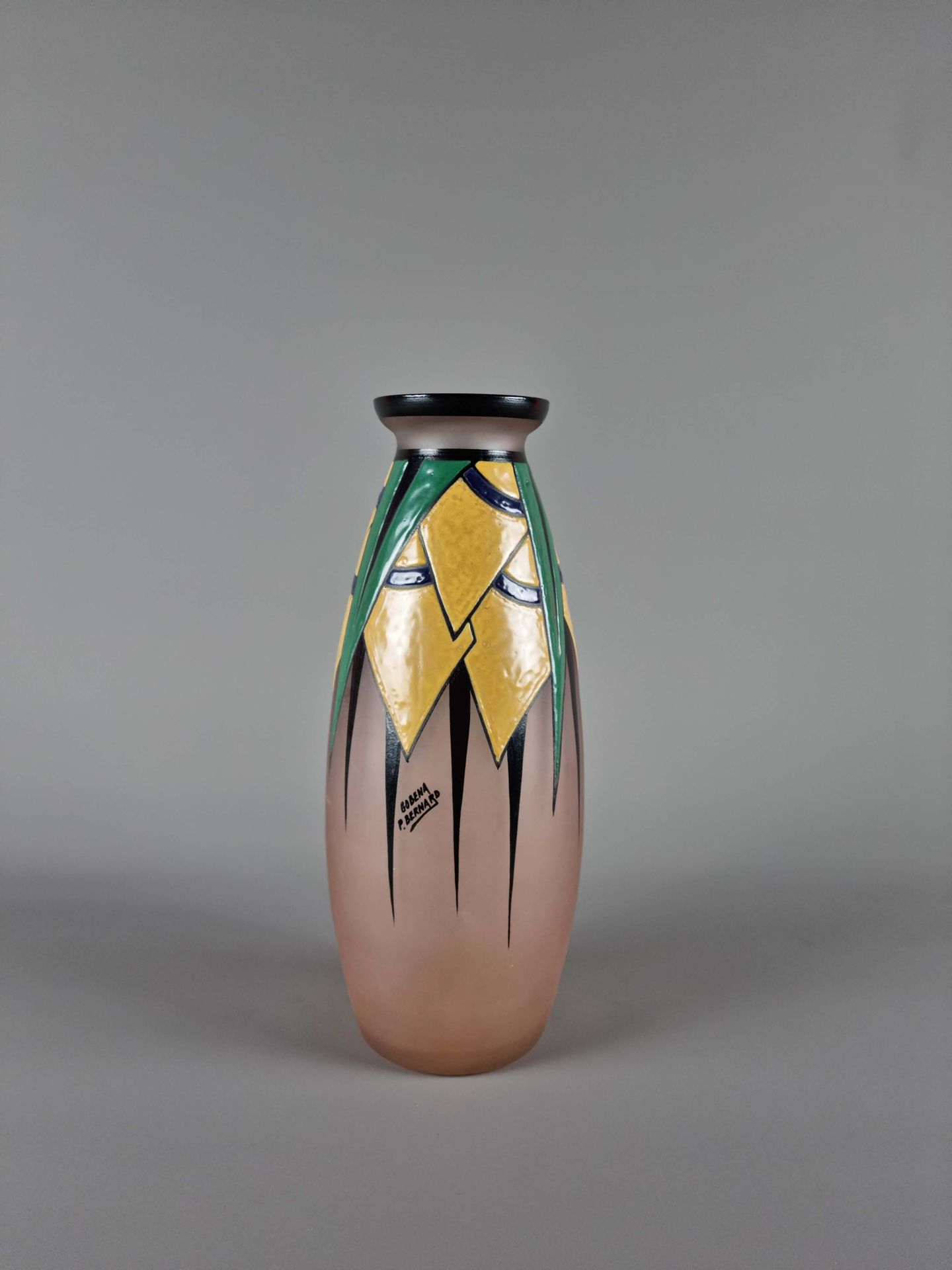 BERNARD Paul (1935-1992) Gobena。签名为P. Bernard Gobena的装饰艺术珐琅玻璃花瓶。高度：27厘米