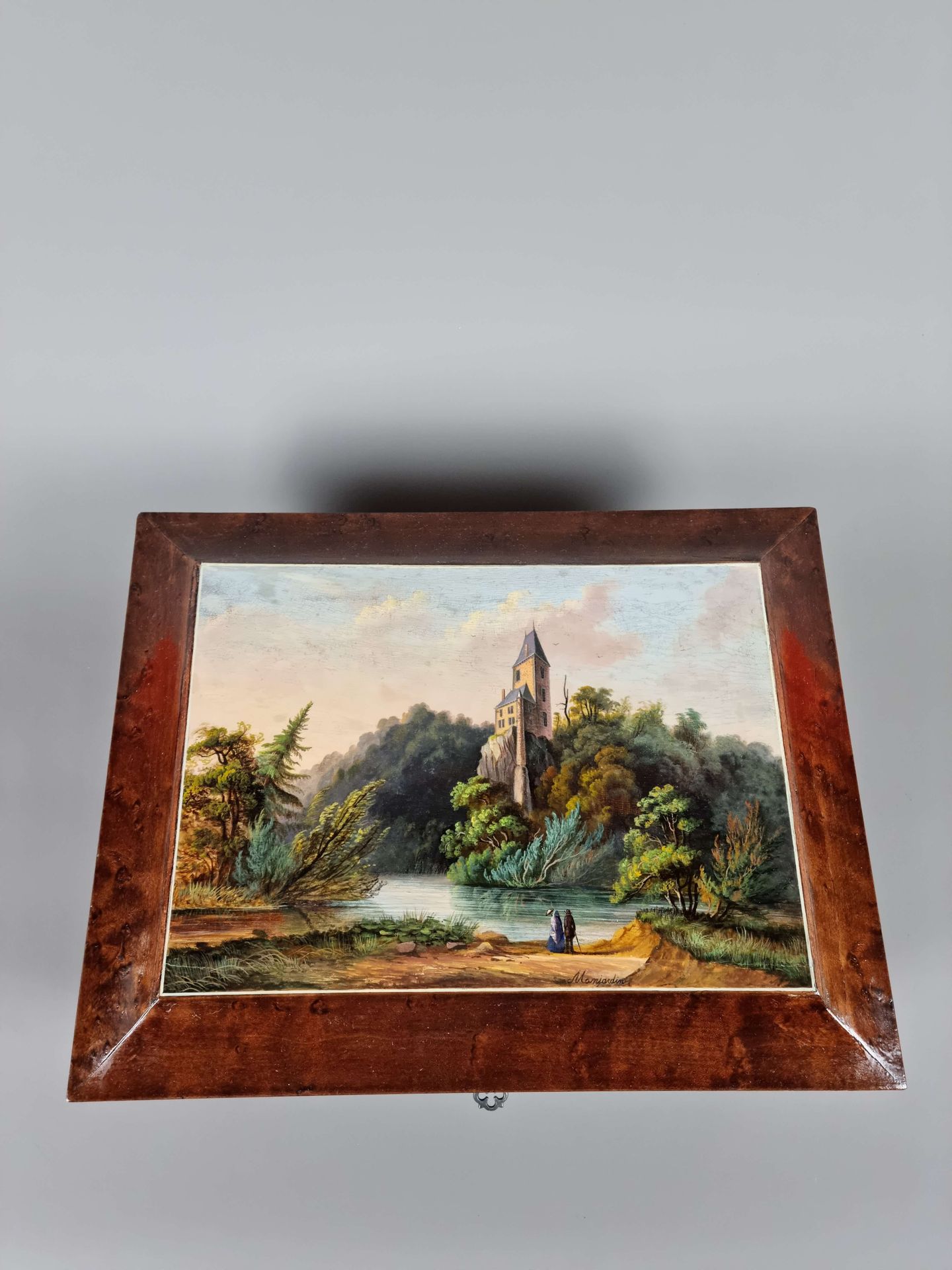 Null Wooden sewing box of Spa "Château de Remouchamps". 32x25x15 cm