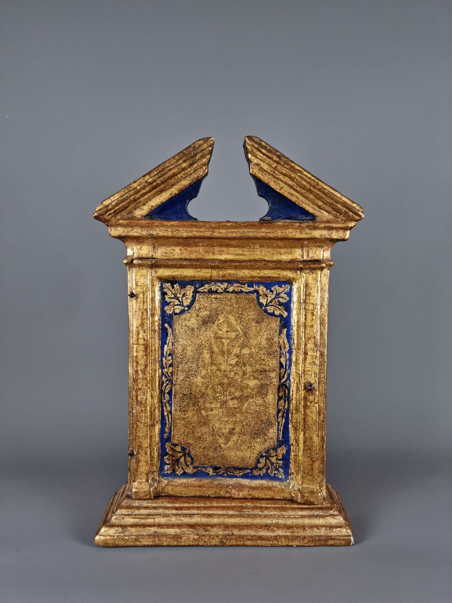 Null Tabernacle in gilded wood. Italian school. Virgin and child painted inside.&hellip;