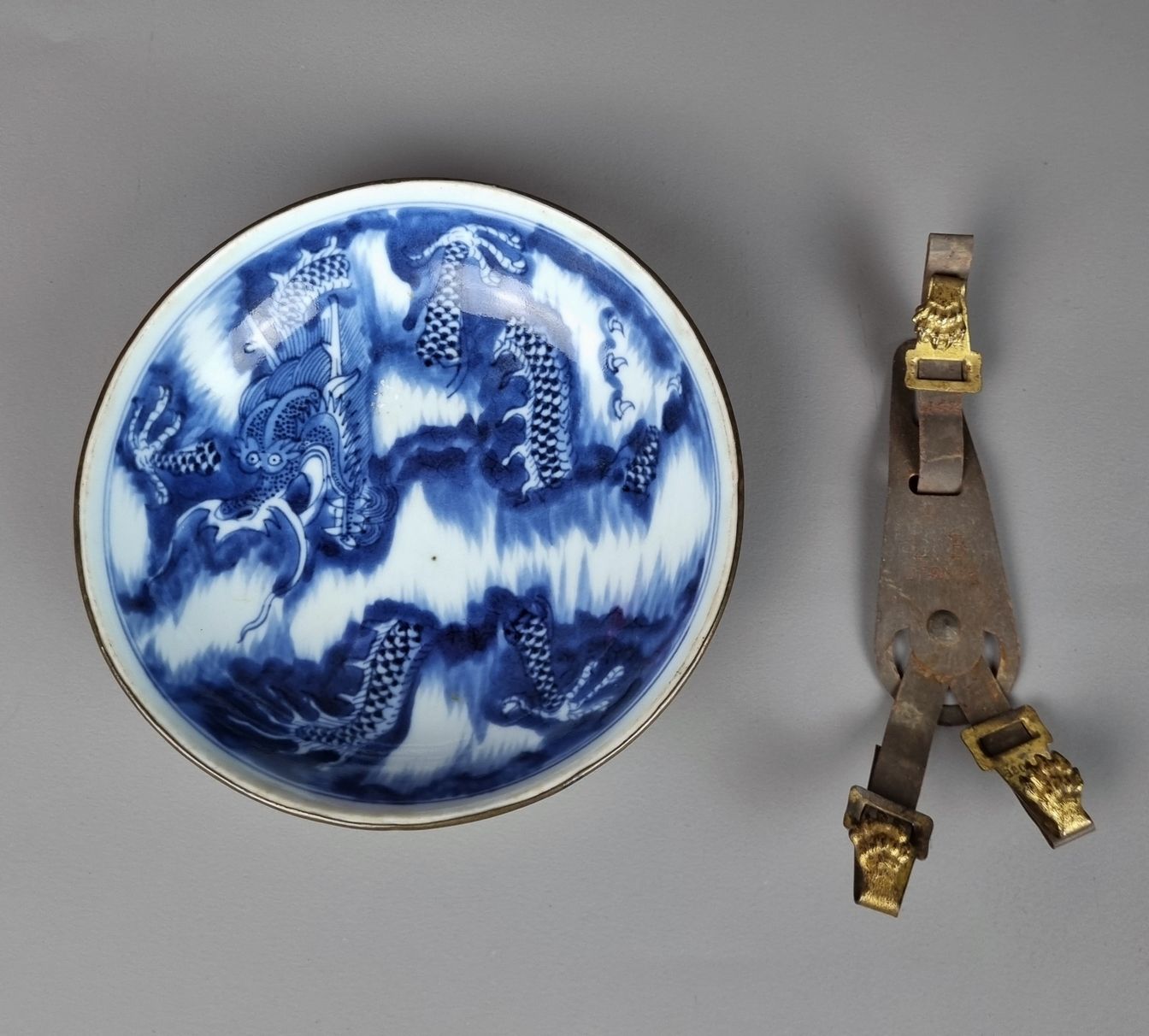 Null China. Blau-weiße Porzellanschale mit Metallring. Durchmesser: 15 cm