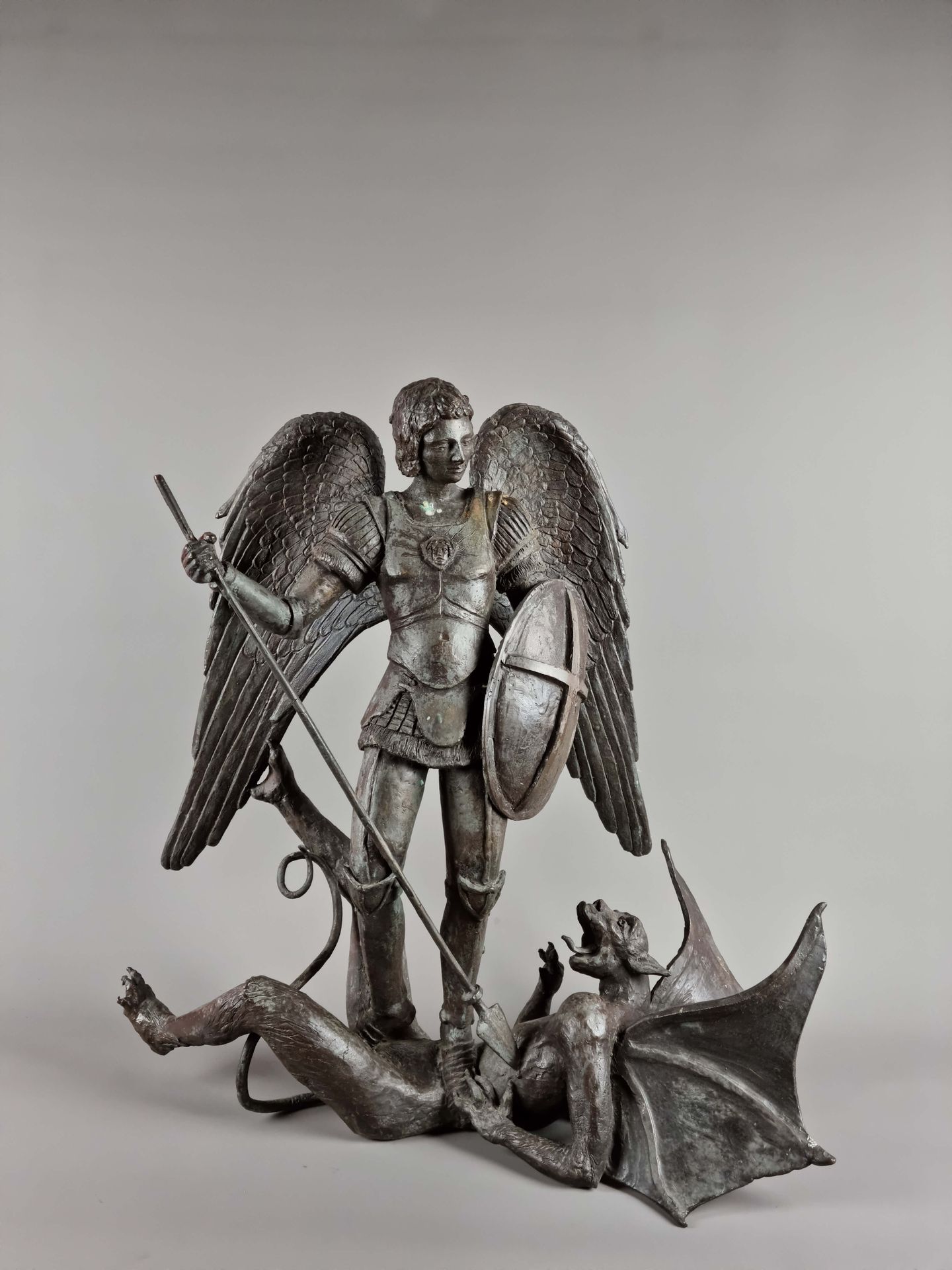 Null Scultura in bronzo "San Michele che uccide il drago". H: 52 cm, L: 55 cm, P&hellip;