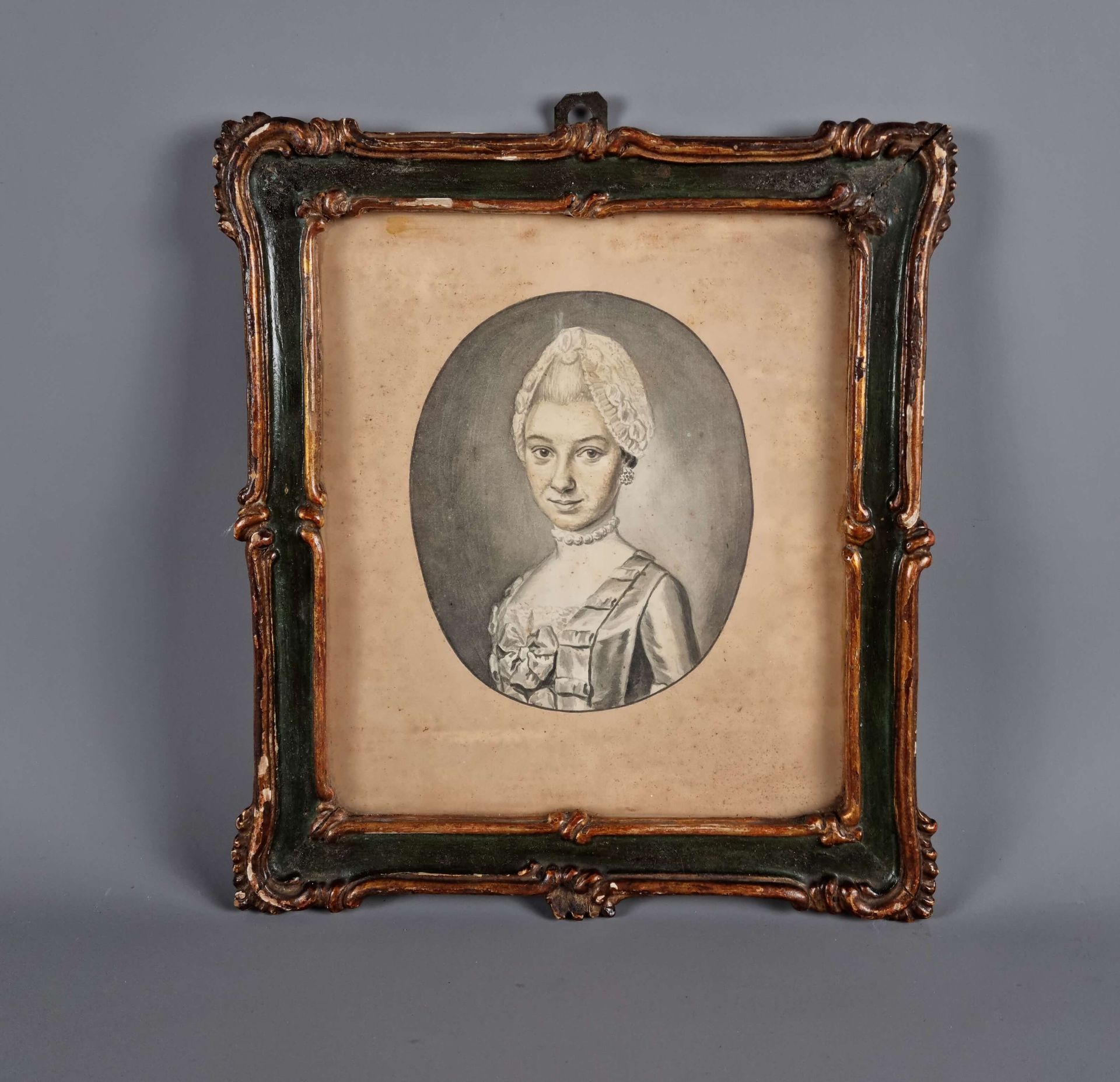 Null 清洗 "女士的肖像"。该时期的雕花木框。28x25厘米