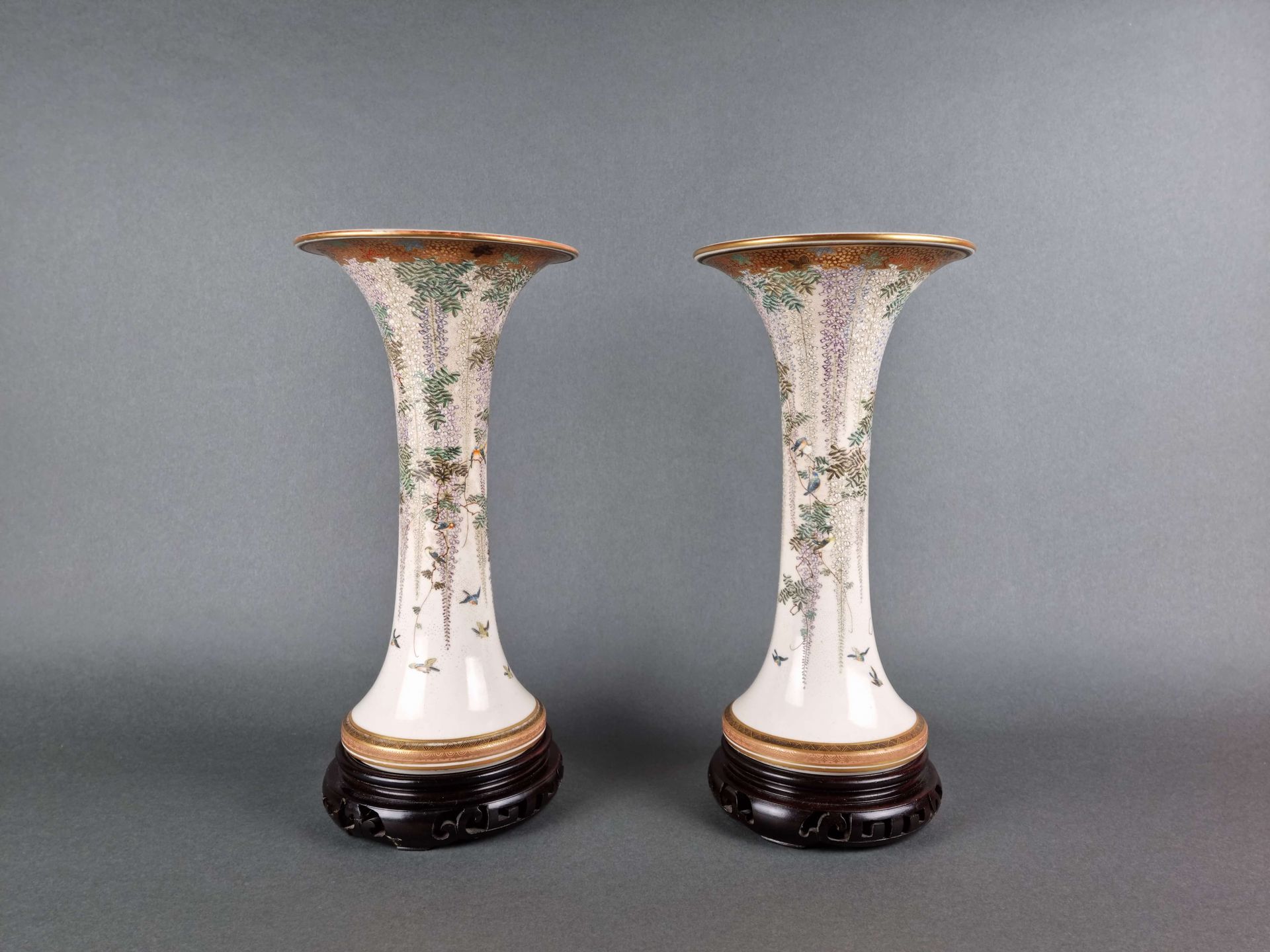 Null 日本，萨摩窑。明治时期（1868-1912）。一对萨摩陶器圆锥形花瓶，用多色和金色涂抹，叶子里有紫藤花。 背面刻有Kinkozan zo字样，并绘有K&hellip;